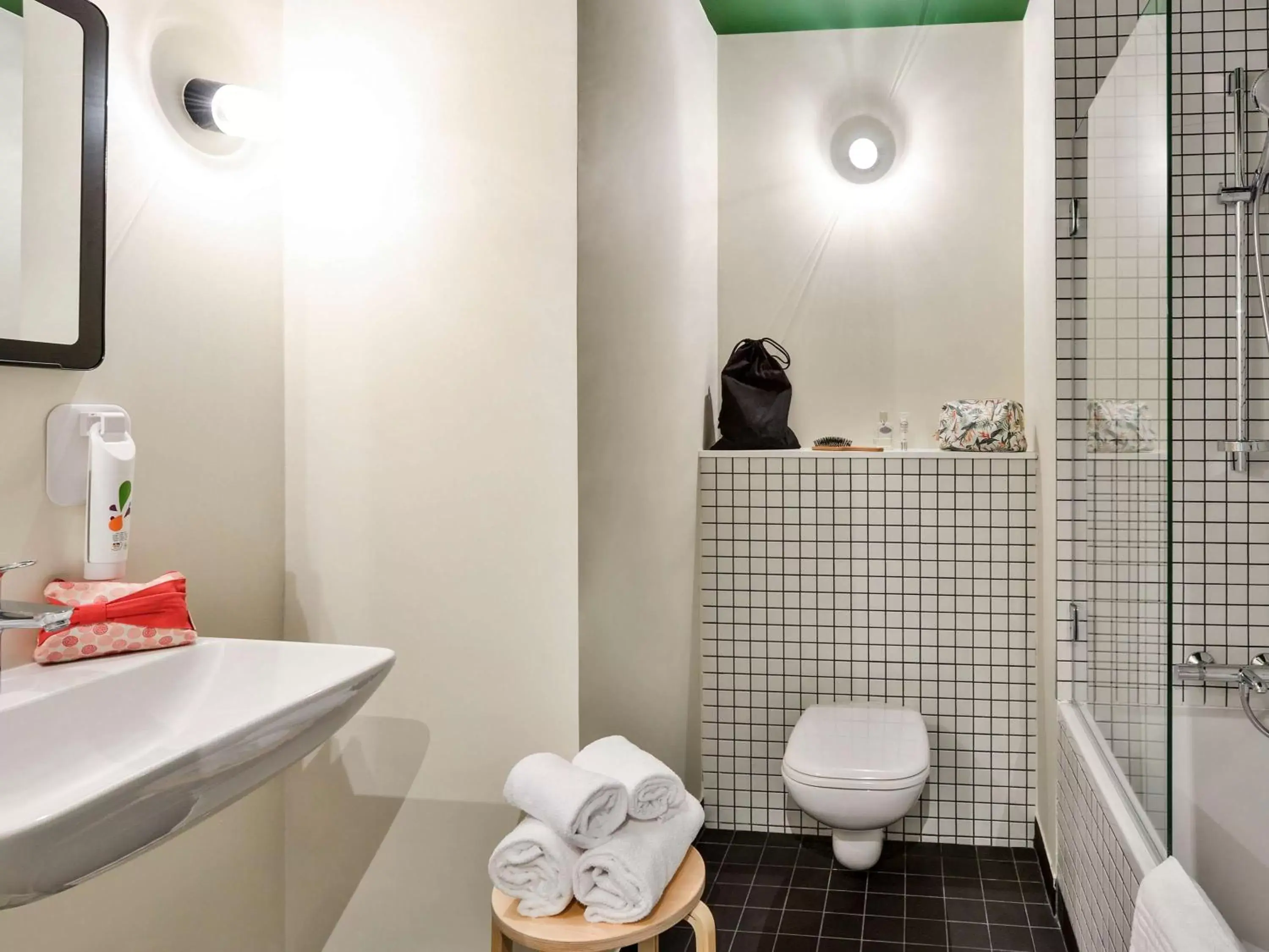 Photo of the whole room, Bathroom in ibis Styles Lyon Meyzieu Stadium