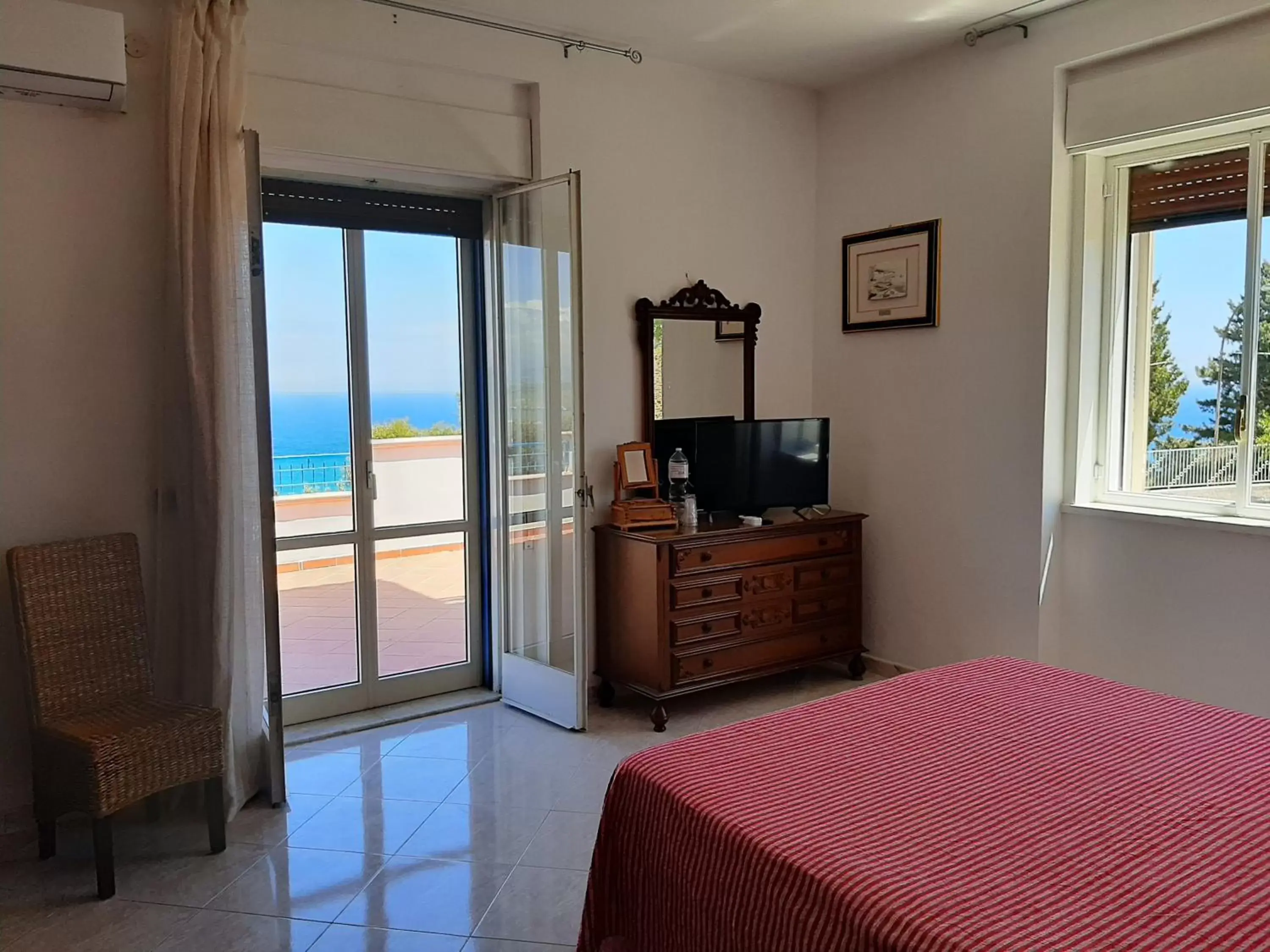 Sea view, TV/Entertainment Center in Hotel Conca d'Oro