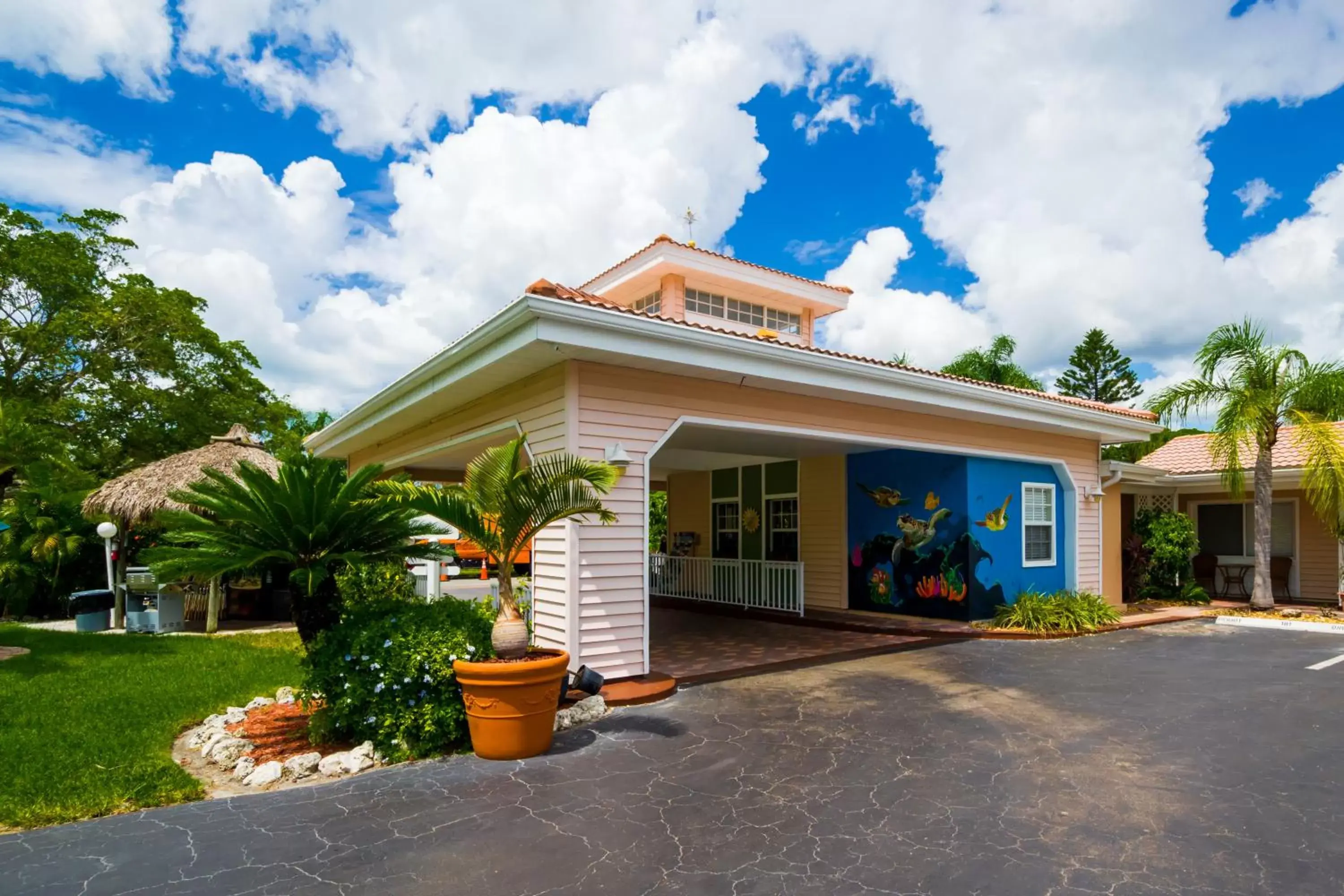 Property building, Facade/Entrance in Tropical Beach Resorts - Sarasota