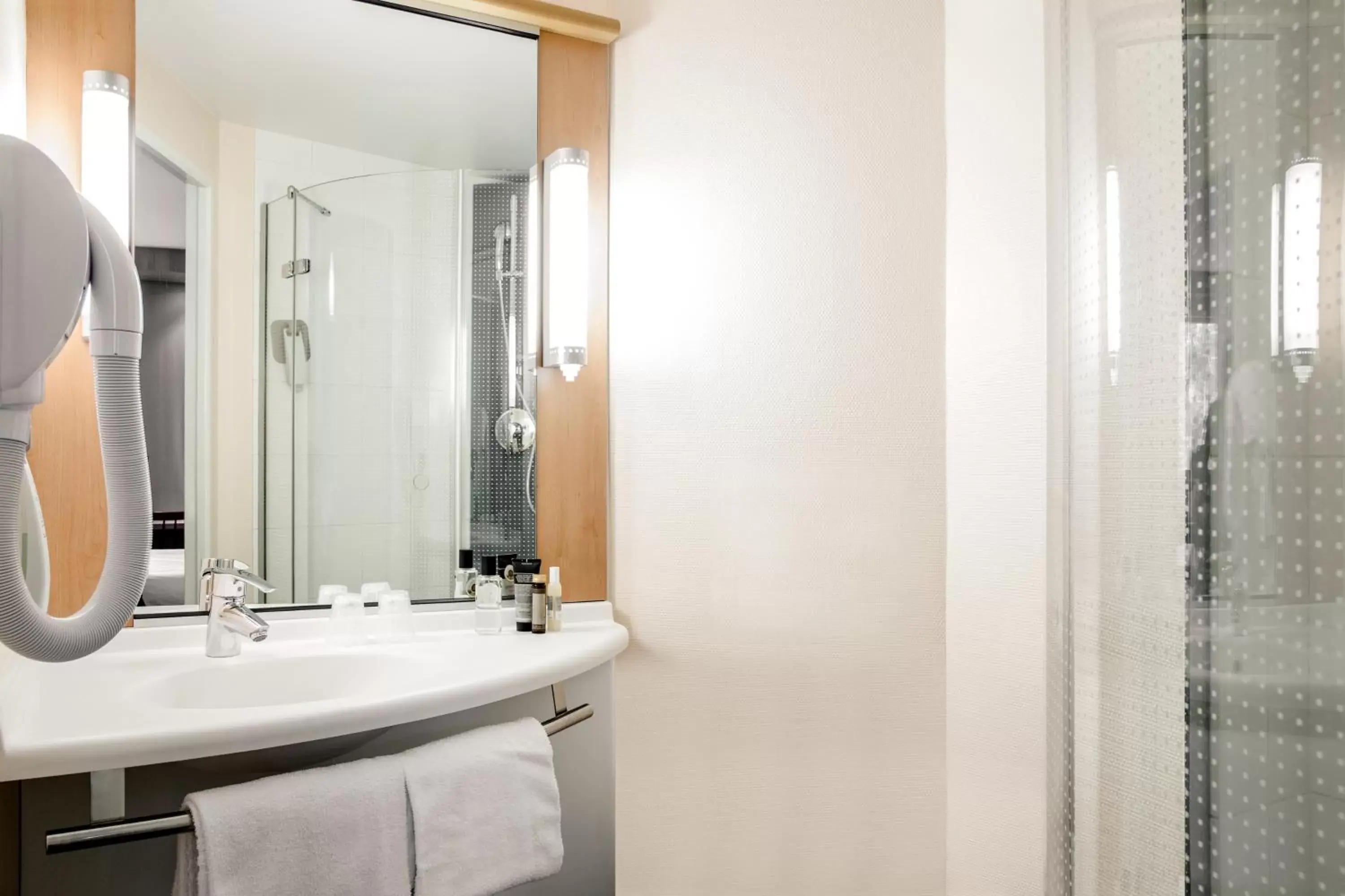 Bathroom in ibis Paris Meudon Velizy Bathroom in ibis Paris Meudon Velizy
