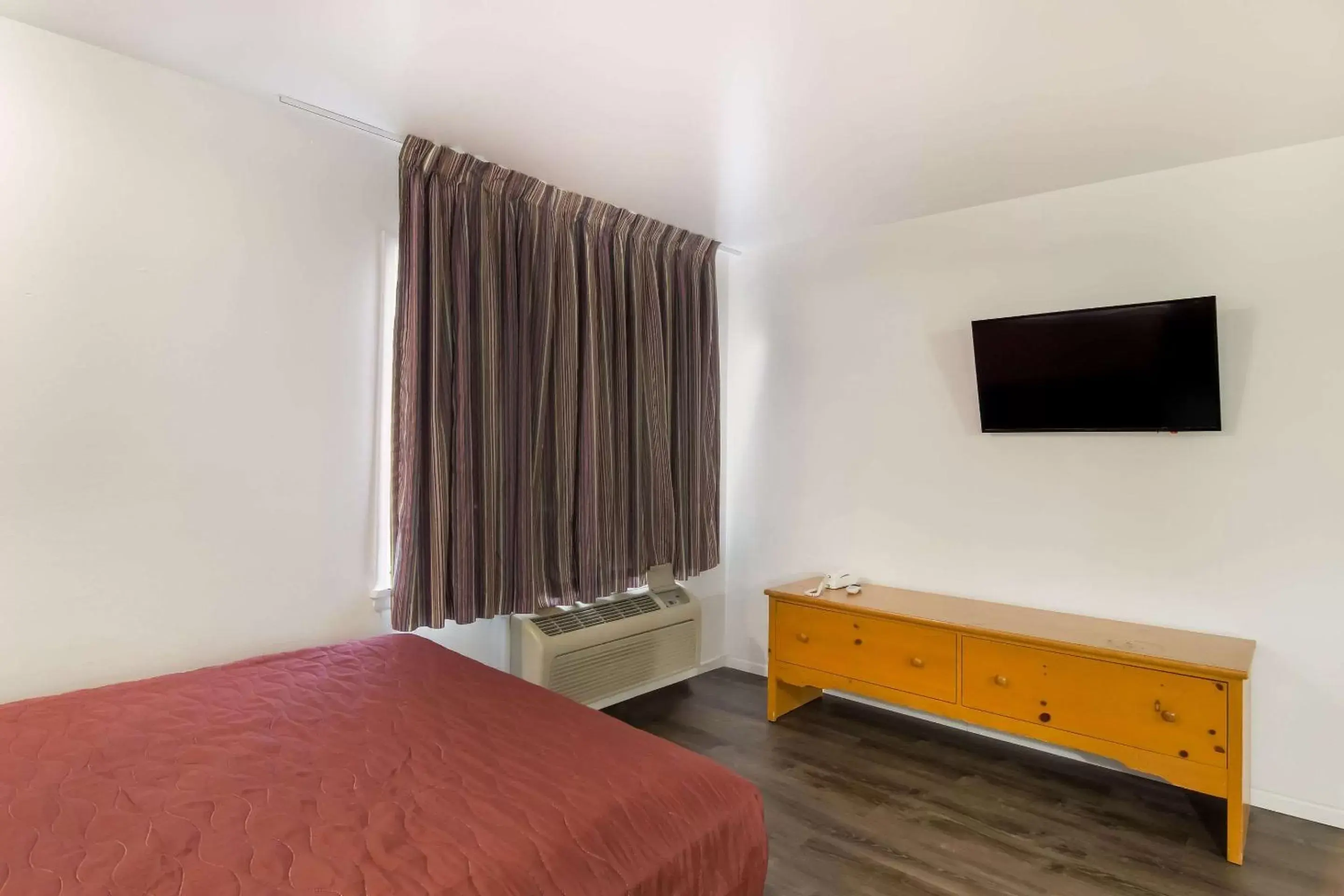 Bedroom, TV/Entertainment Center in Rodeway Inn & Suites Sidney Historic Downtown I-80