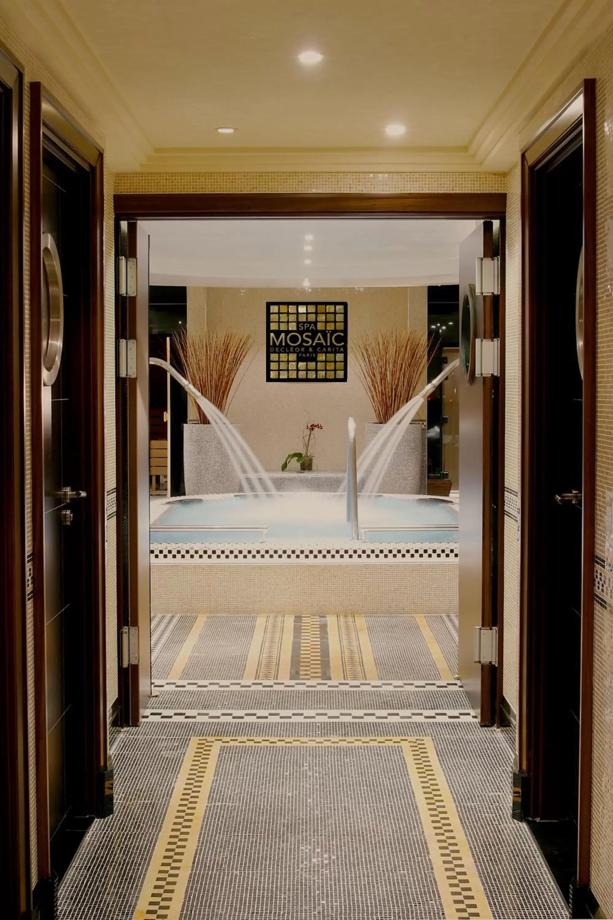 Public Bath, Bed in Hotel du Collectionneur