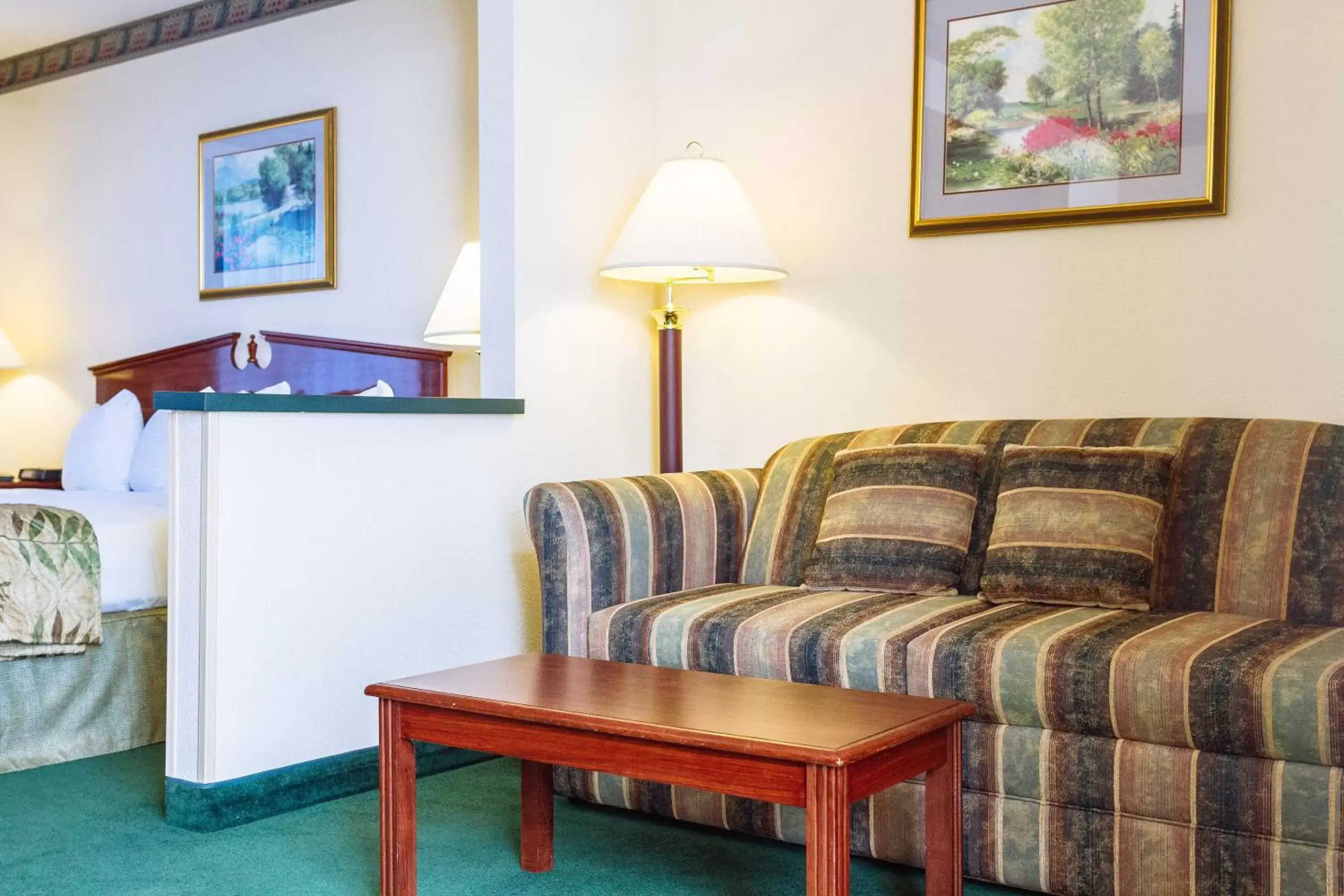 Photo of the whole room, Seating Area in GuestHouse Inn & Suites Kelso/Longview