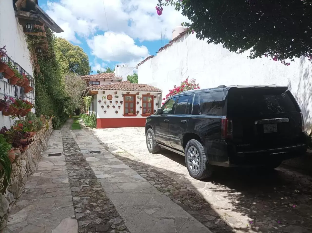 Parking, Property Building in Hotel Casa de Familia de San Cristobal