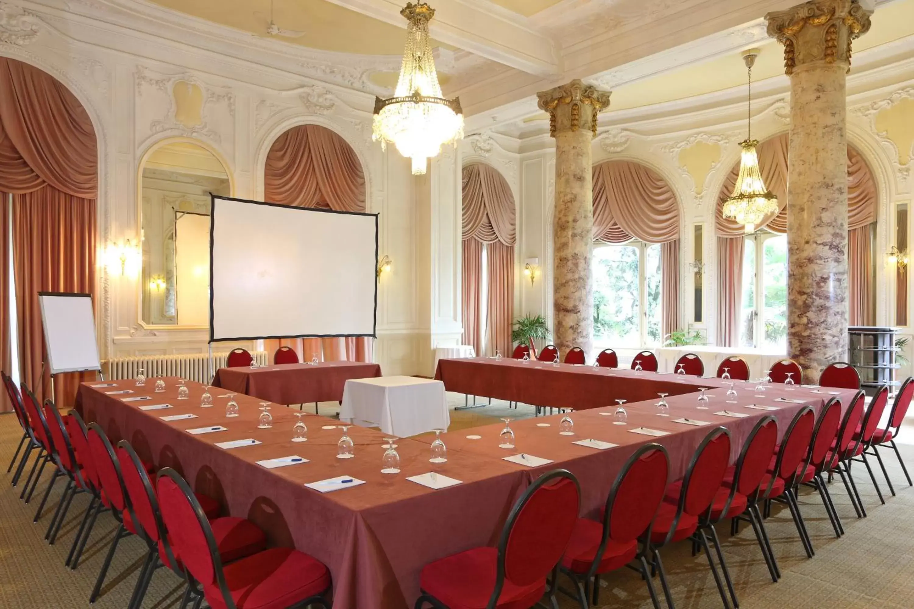 Business facilities in Hôtel du Grand Lac Excelsior