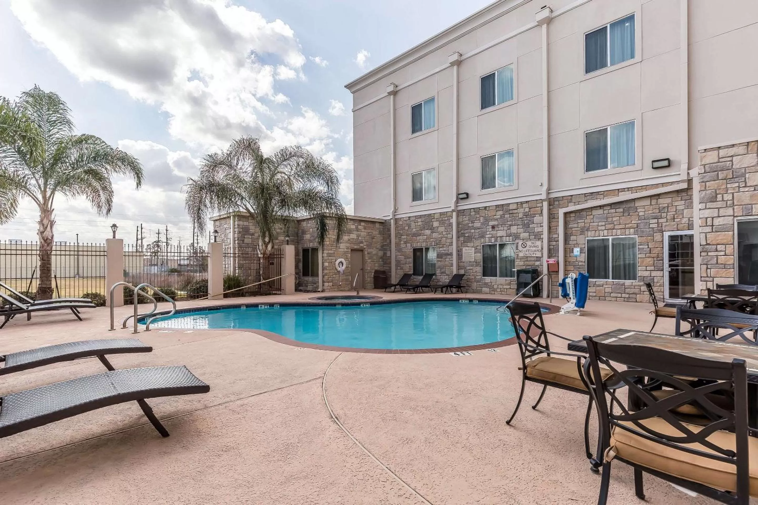 On site, Swimming Pool in Comfort Suites Houston IAH Airport - Beltway 8