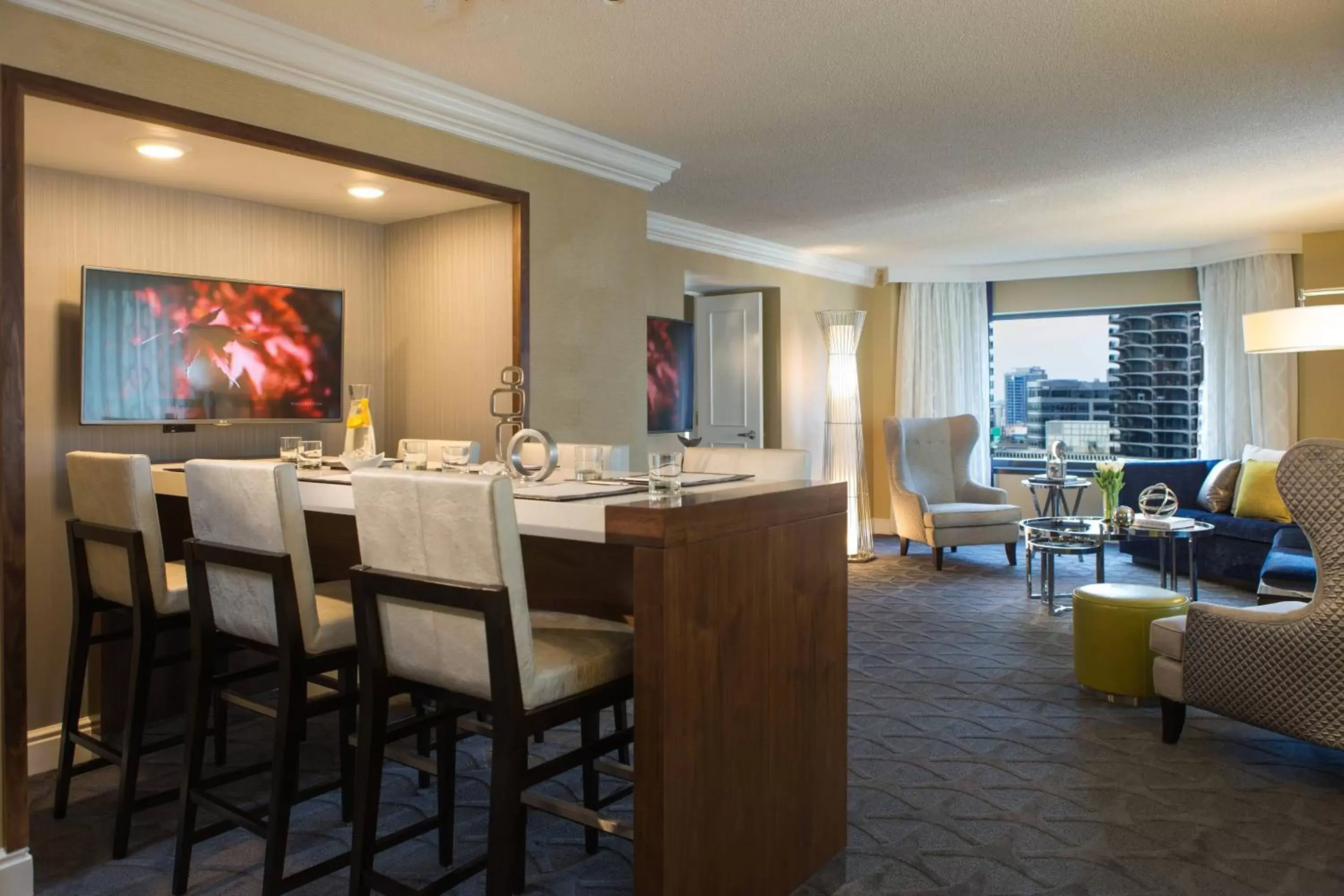 Living room in Renaissance Chicago Downtown Hotel