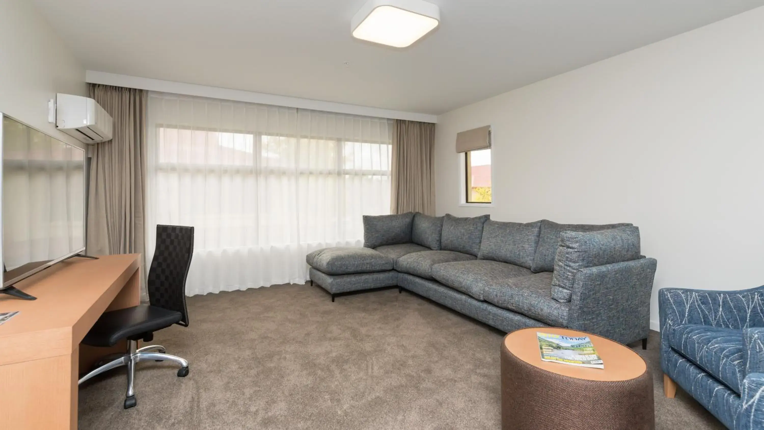 Living room, Seating Area in Distinction Hamilton Hotel & Conference Centre