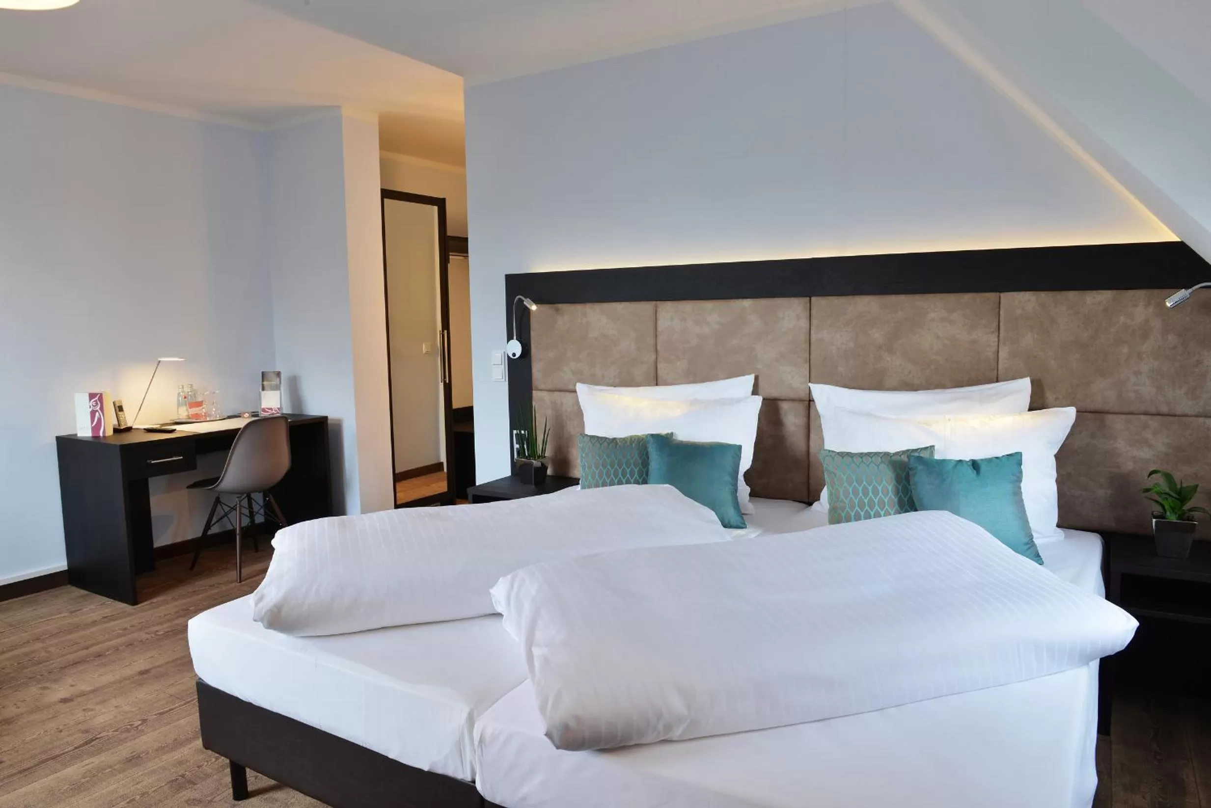 Photo of the whole room, Bed in UHU Gästehaus Superior