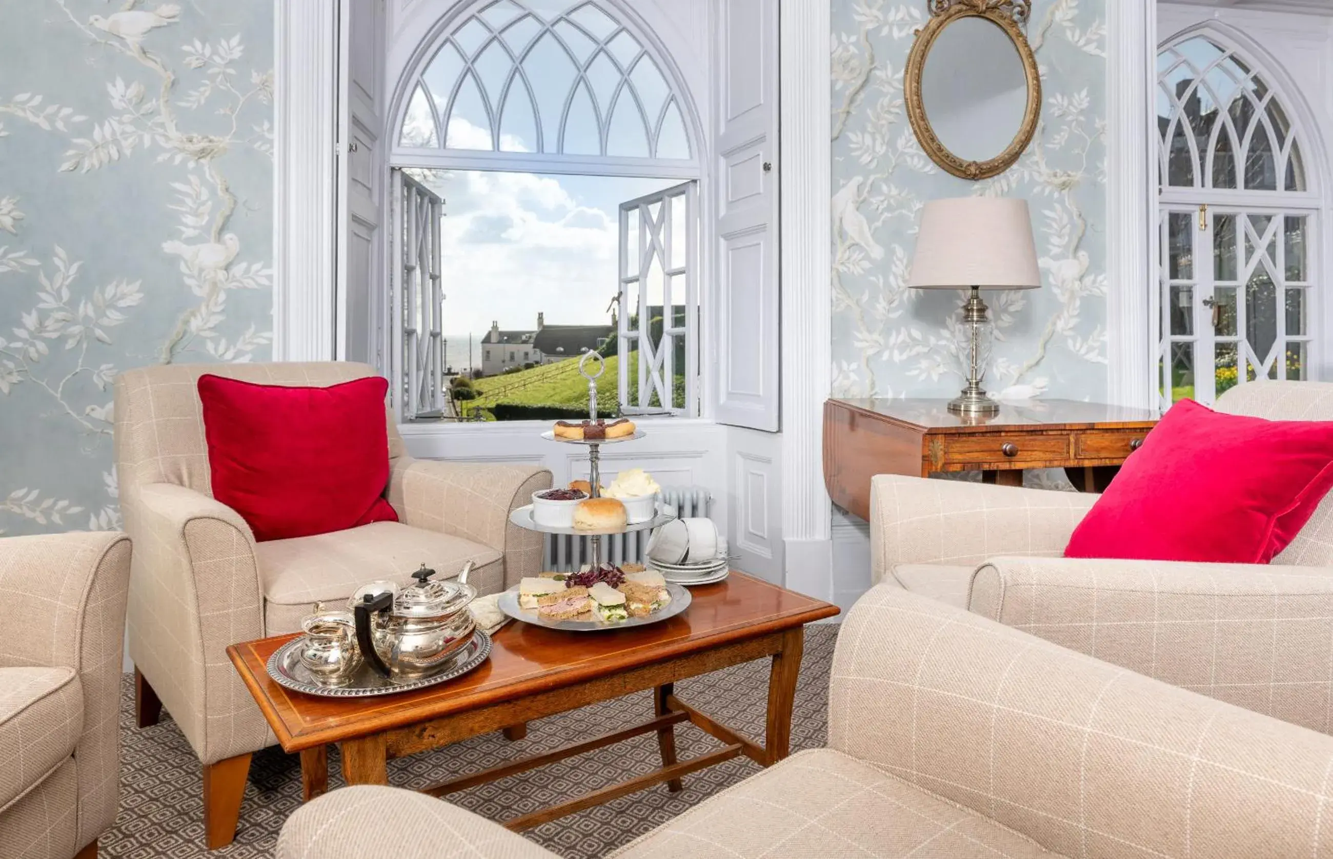 Lounge or bar, Seating Area in Royal Glen Hotel