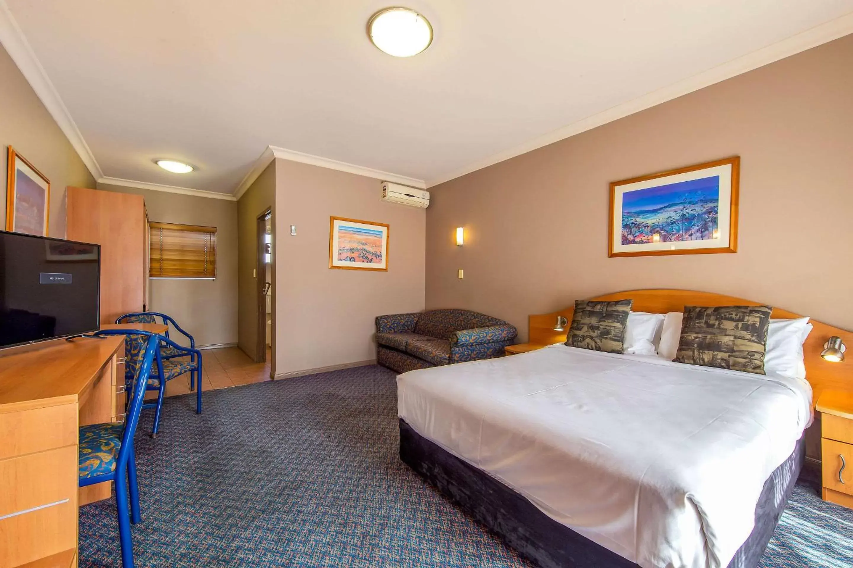 Photo of the whole room, Bed in Quality Inn Penrith Sydney