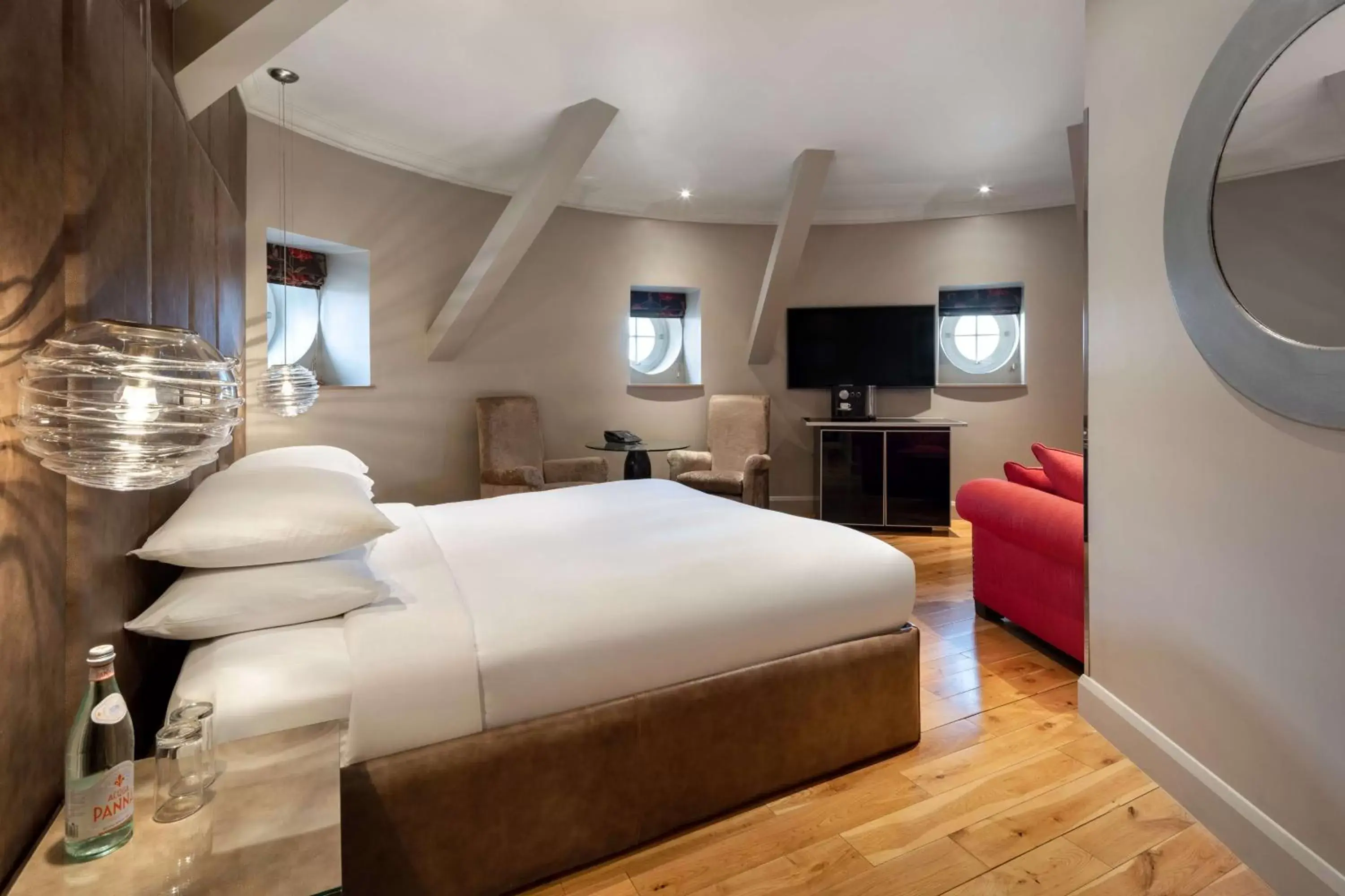 Photo of the whole room, Bed in Radisson Blu Edwardian Bloomsbury Street Hotel, London