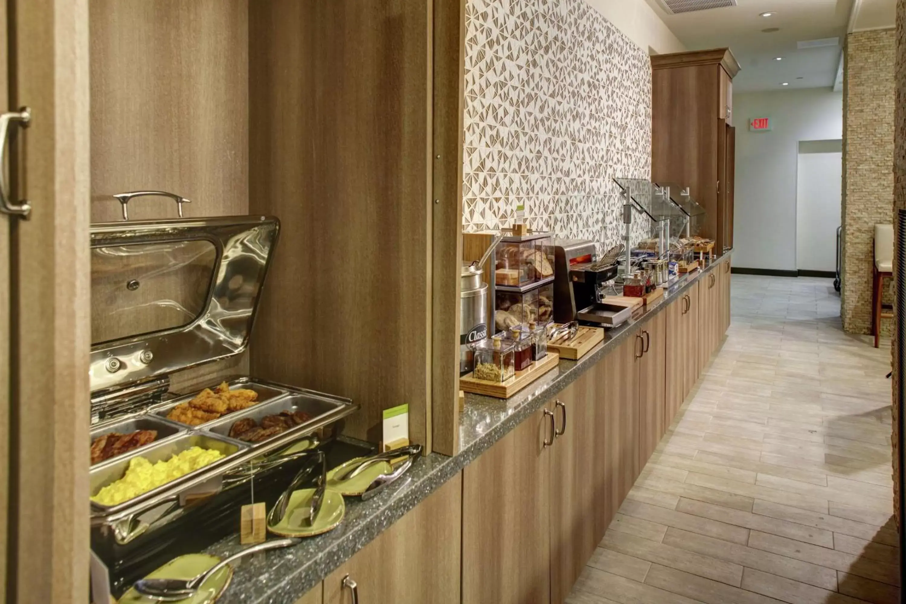 Dining area, Kitchen/Kitchenette in DoubleTree by Hilton Biloxi