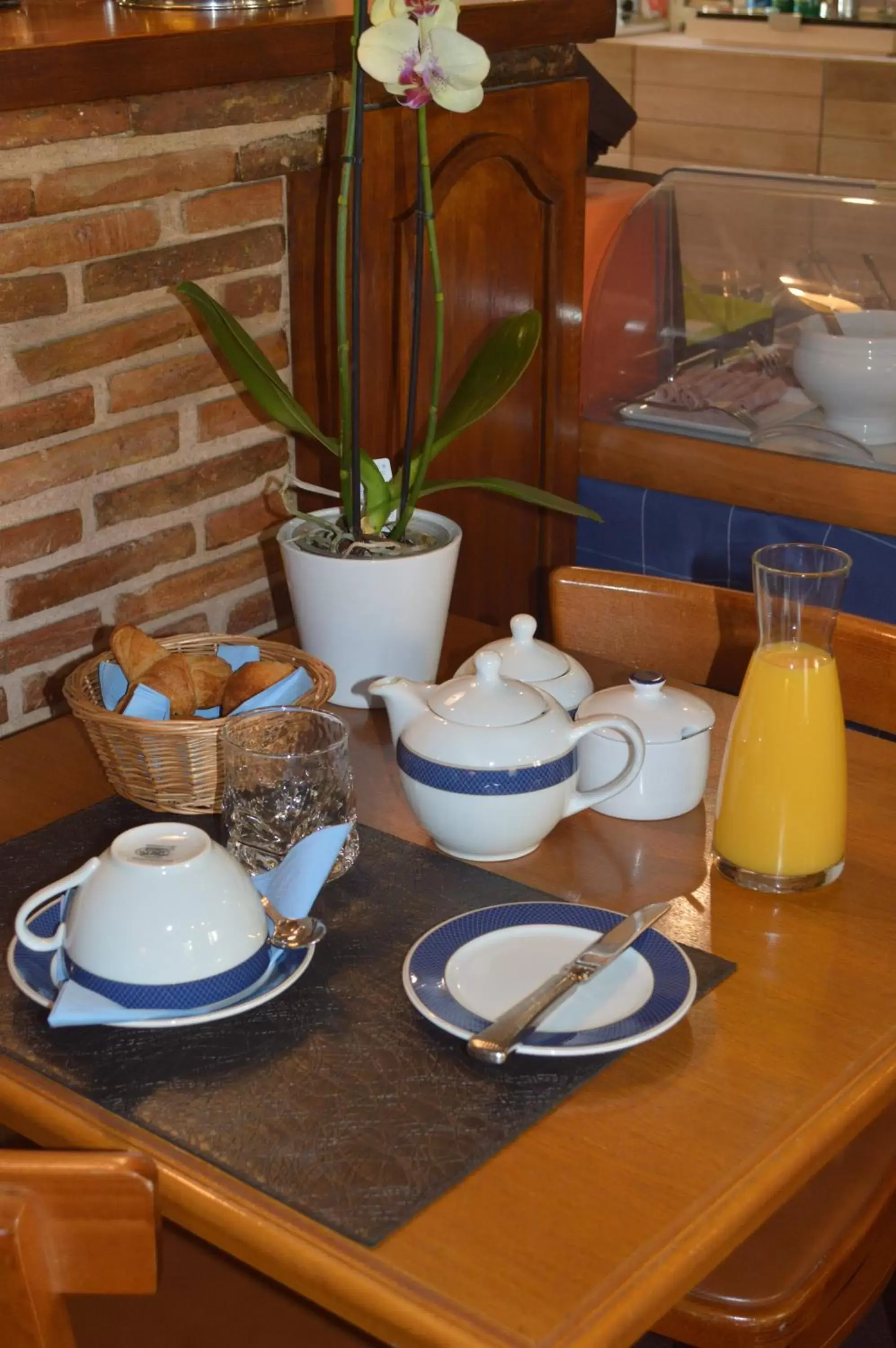 Breakfast, Restaurant/Places to Eat in Logis Le Bretagne