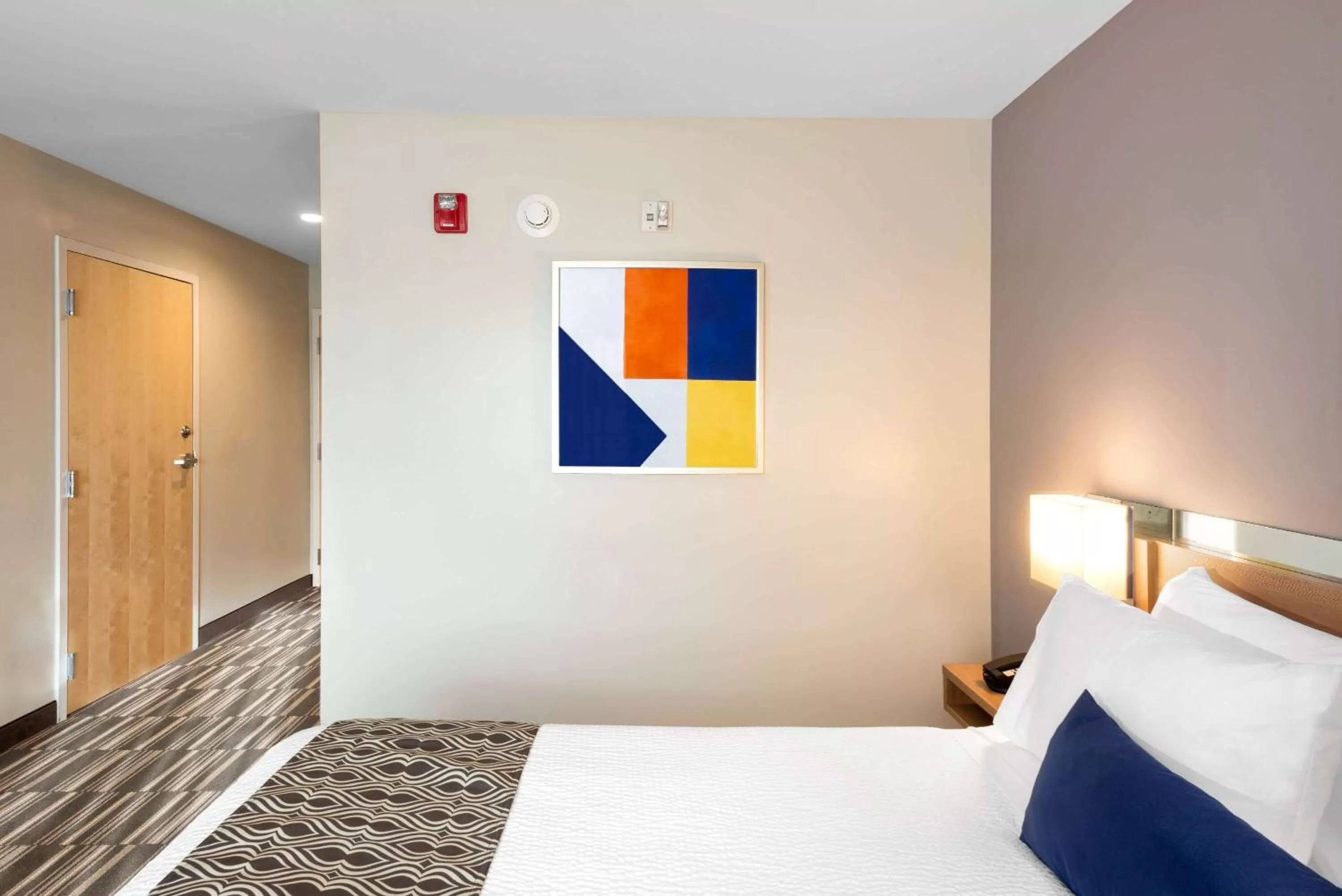 Photo of the whole room, Bed in Microtel Inn & Suites by Wyndham Farmington
