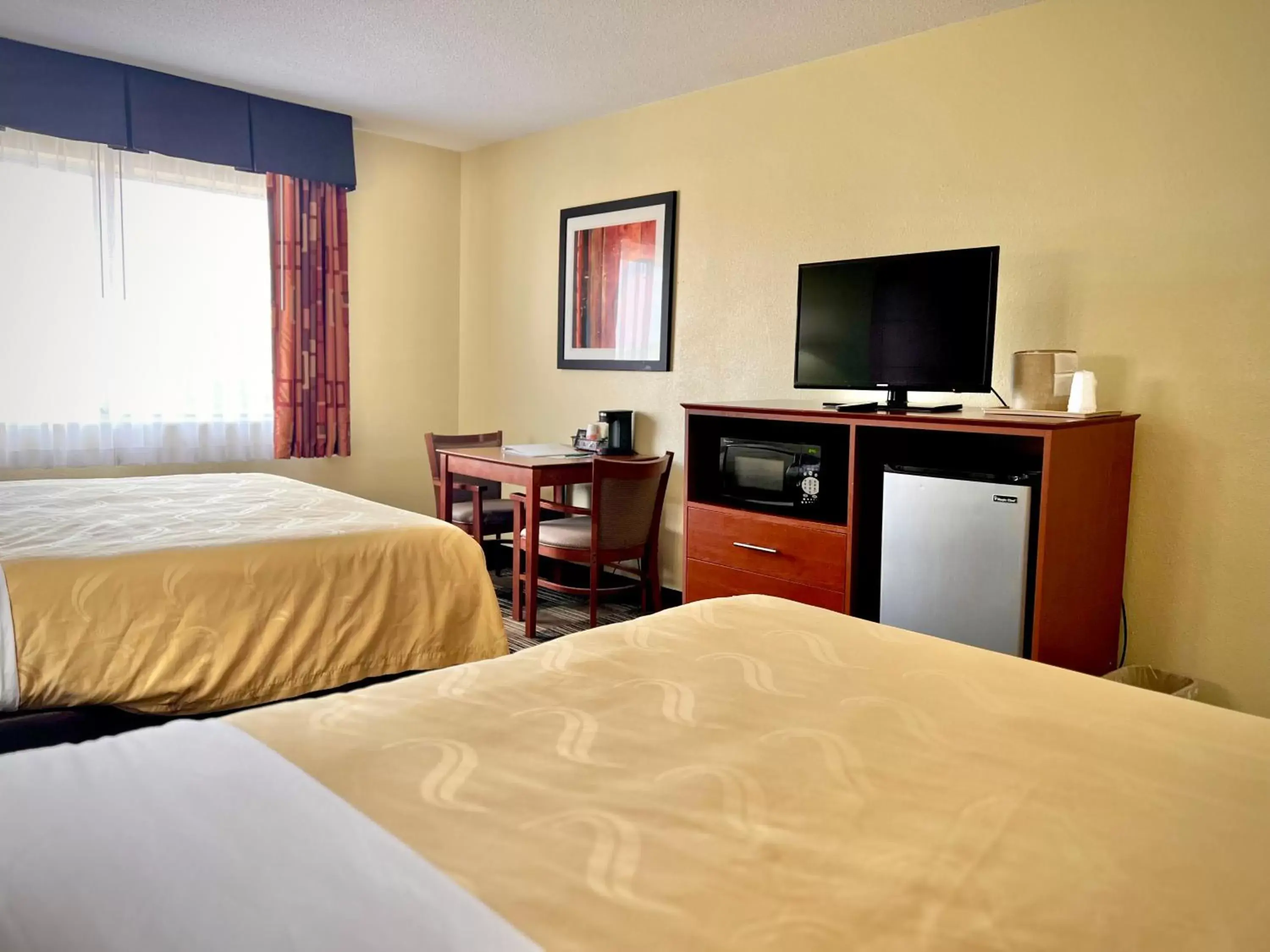 TV and multimedia, Bed in Quality Inn & Suites