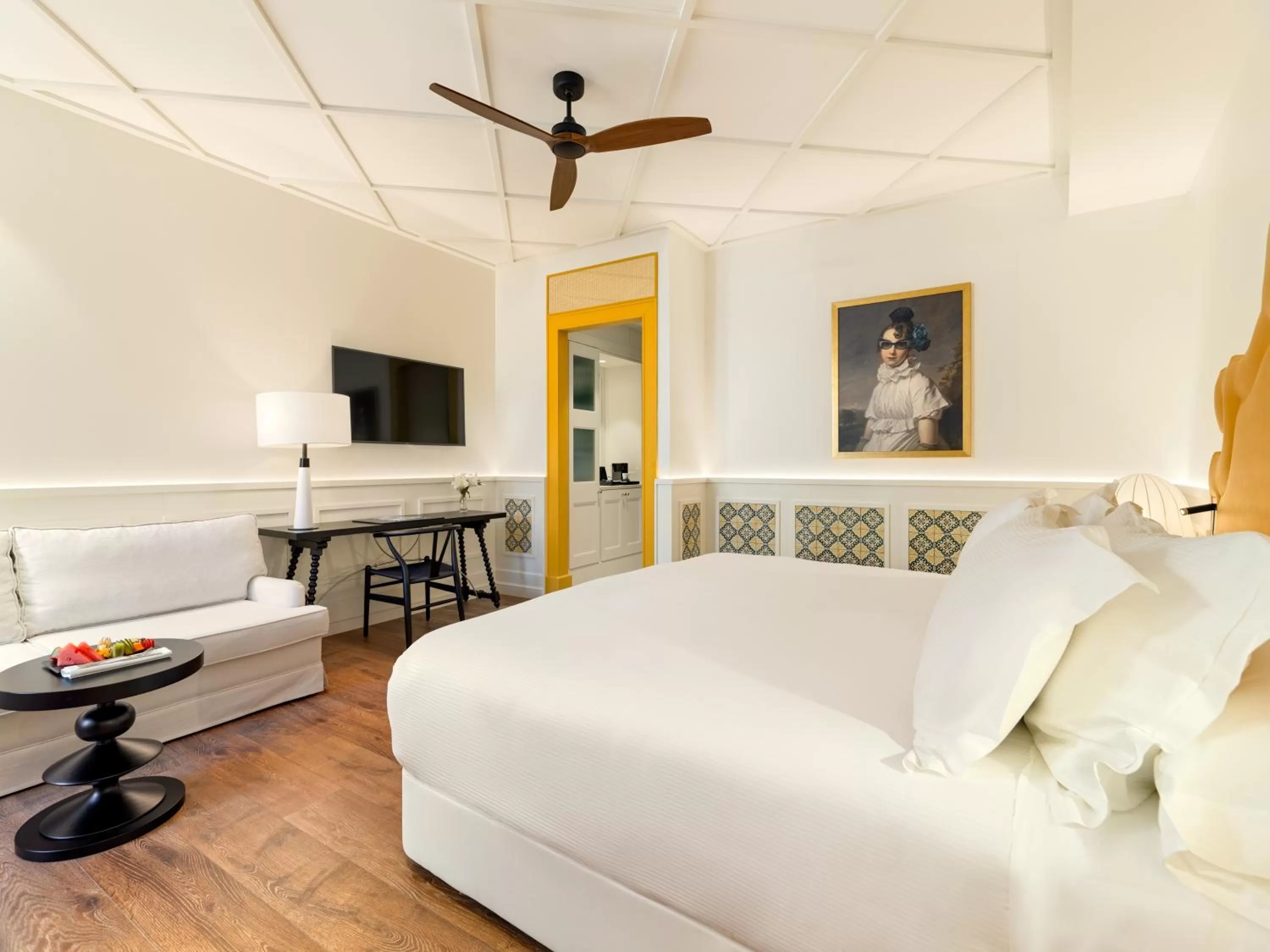 Photo of the whole room, Bed in H10 Casa de la Plata