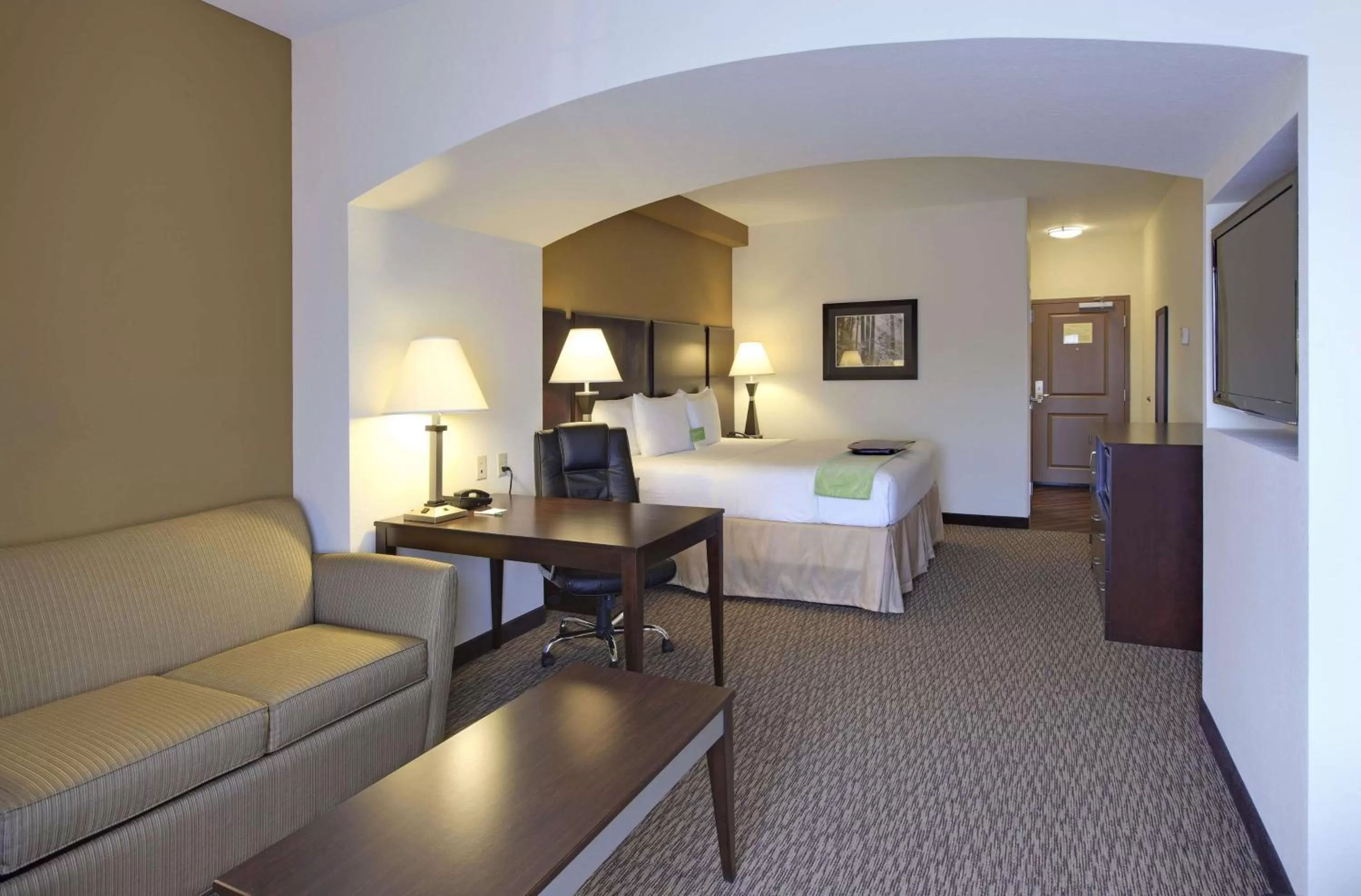 Photo of the whole room, Bed in La Quinta by Wyndham Memphis Wolfchase