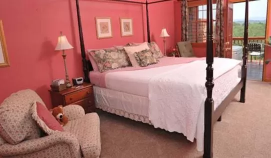 Bed in Berry Springs Lodge