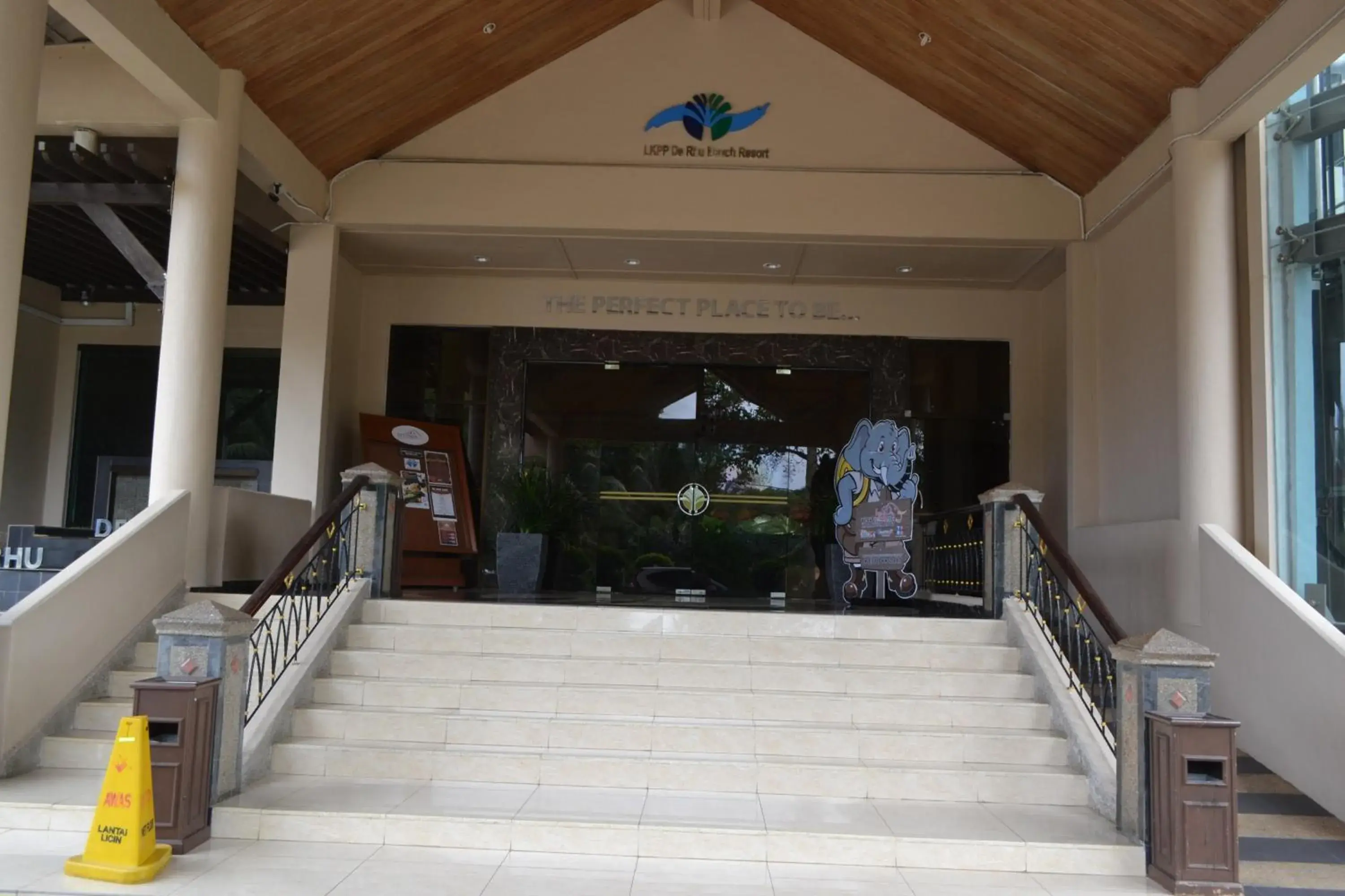 Facade/entrance in De Rhu Beach Resort Facade/entrance in De Rhu Beach Resort