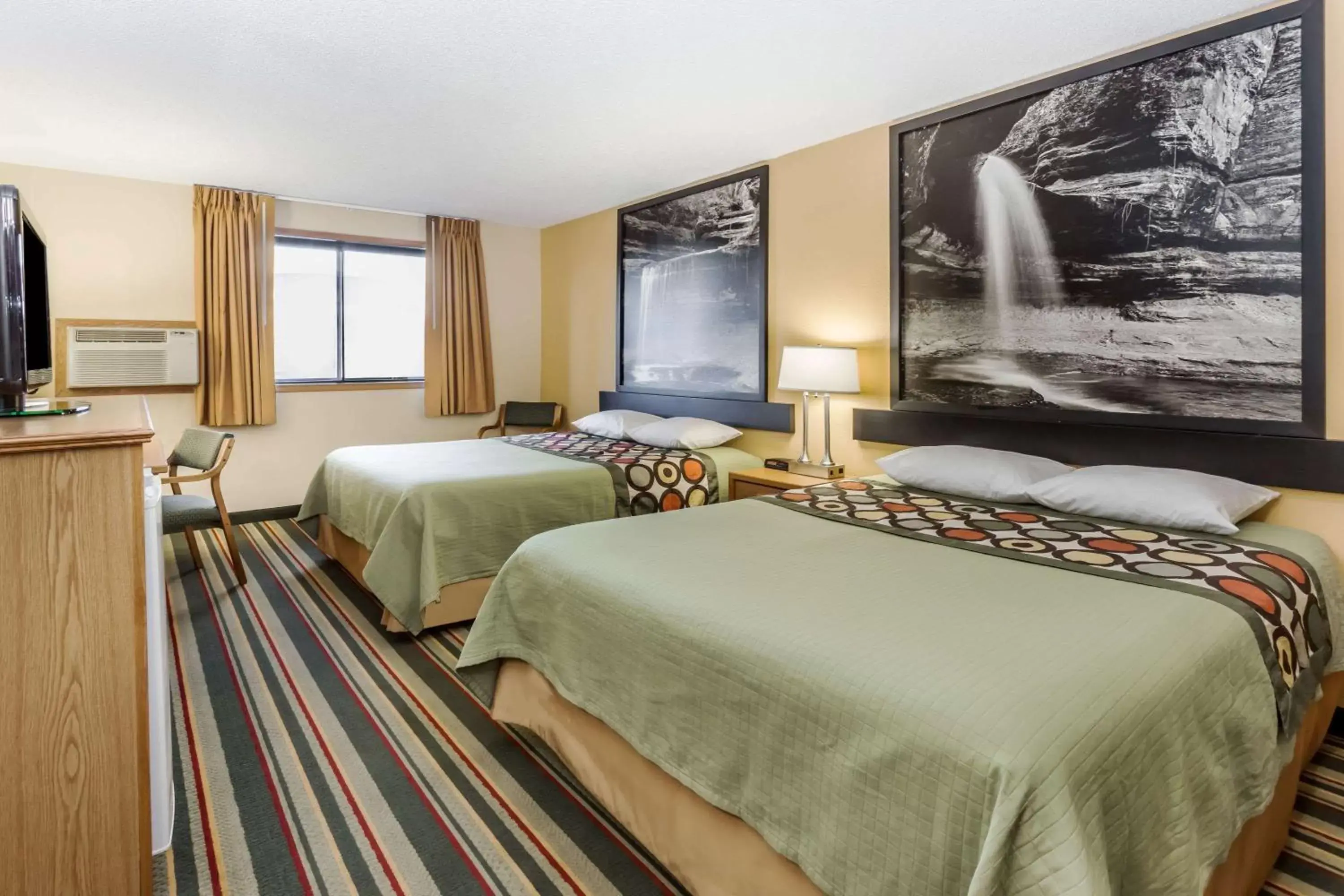 Photo of the whole room, Bed in Super 8 by Wyndham Ottawa Starved Rock