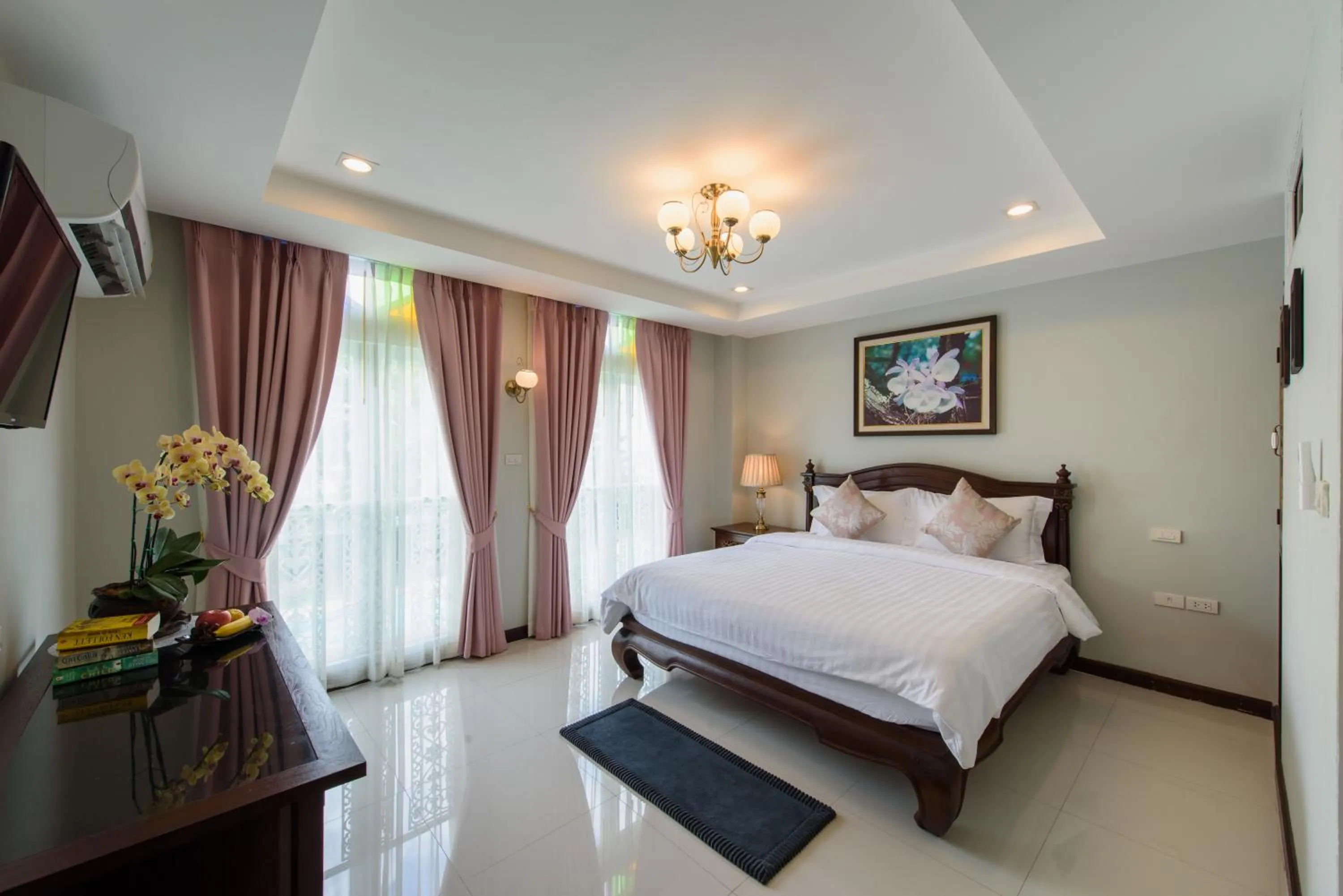 Toilet, Bed in The Velvet Orchid