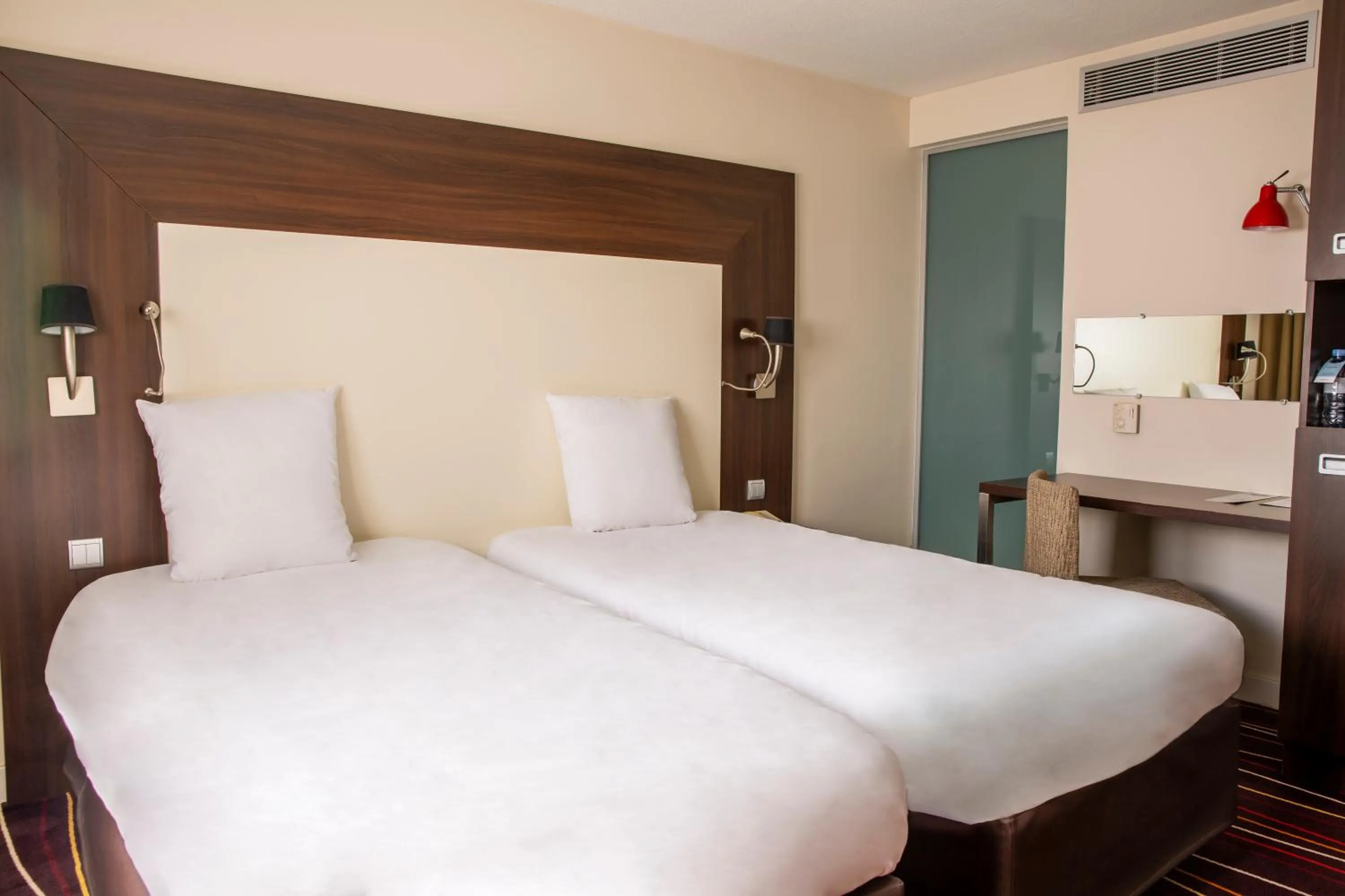 Bed in Mercure Paris Porte d'Orleans