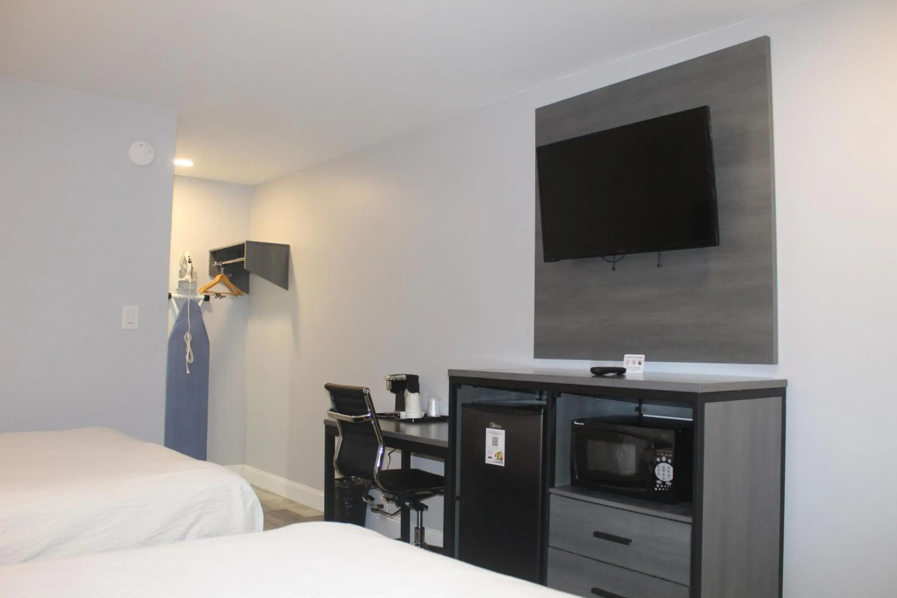 TV/Entertainment Center in Travelodge by Wyndham Fresno Convention Center Area TV/Entertainment Center in Travelodge by Wyndham Fresno Convention Center Area