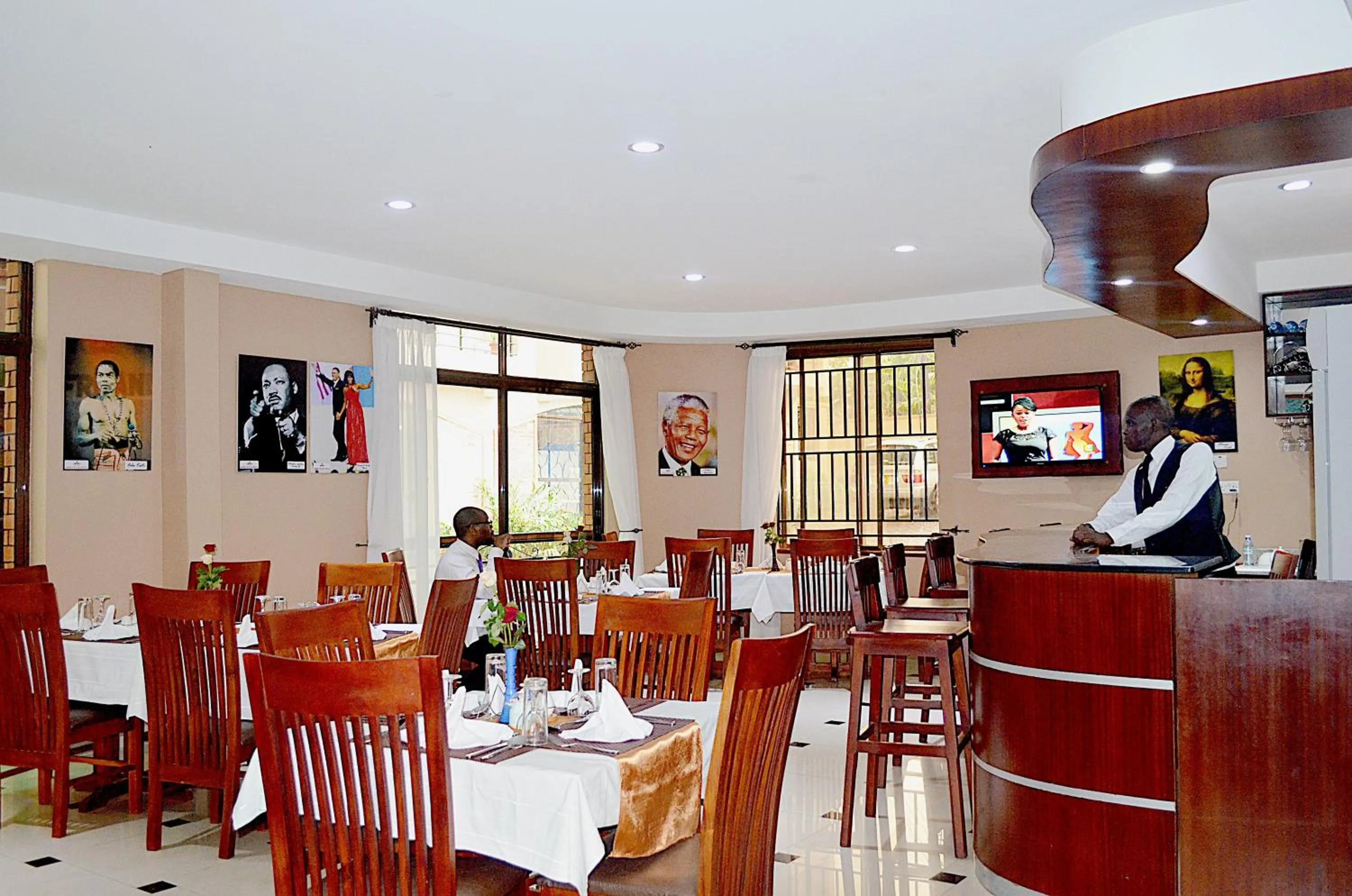 Restaurant/places to eat in Marie's Royale Hotel