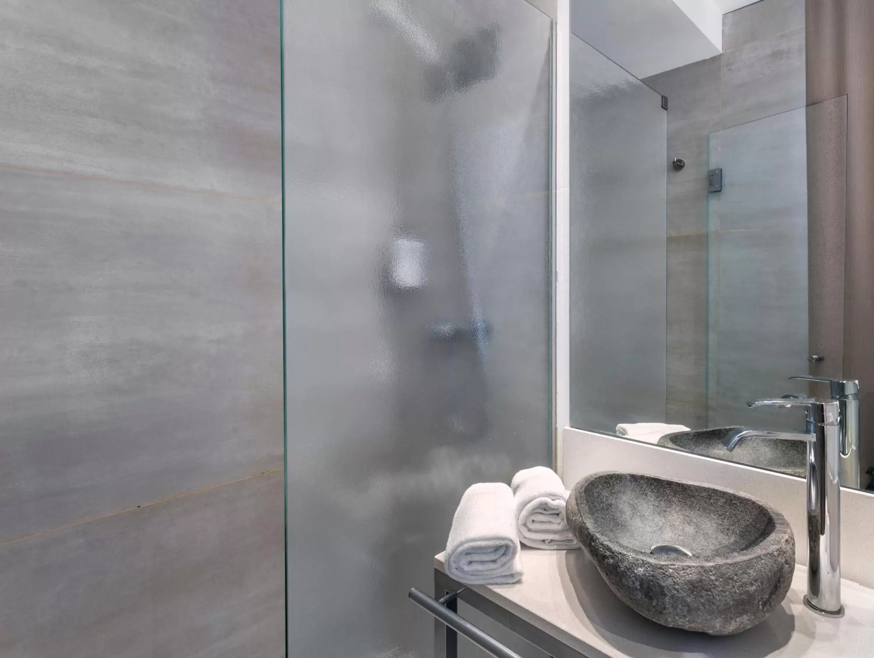 Shower, Bathroom in B&B HOTEL Tarragona Centro Urbis