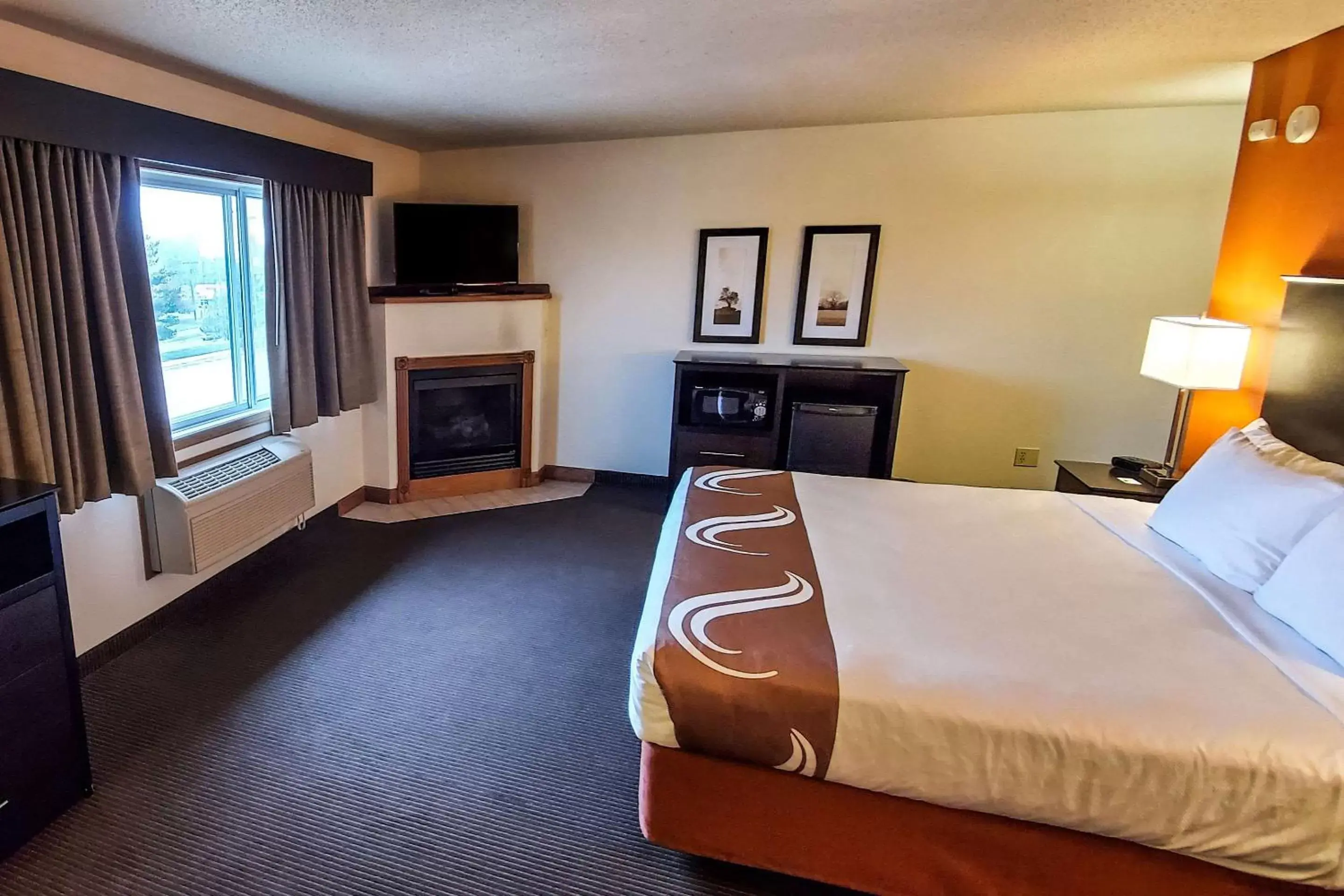 Bedroom, TV/Entertainment Center in Quality Inn Atchison