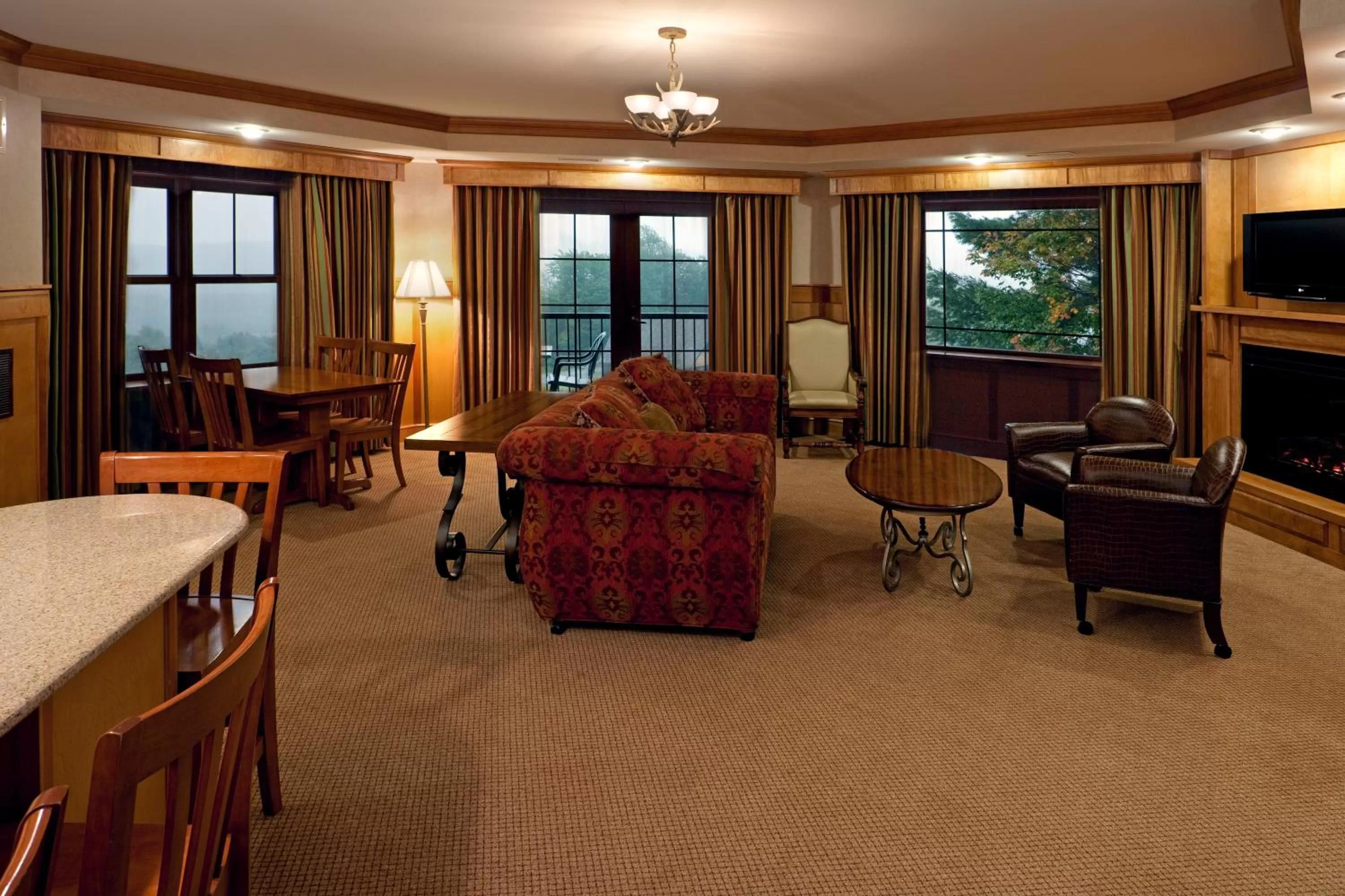 Bedroom in Crowne Plaza Lake Placid by IHG