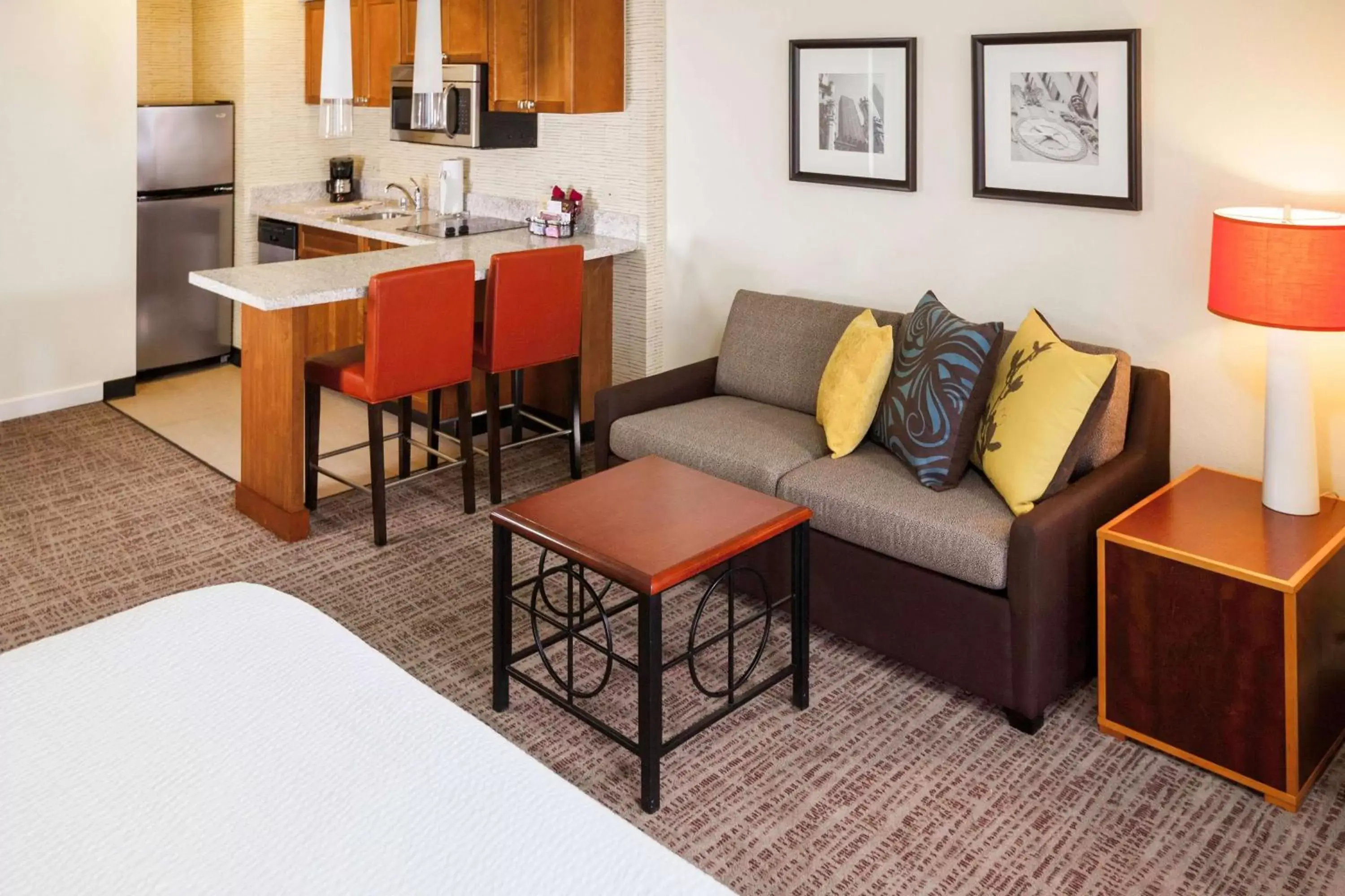 Kitchen or kitchenette, Seating Area in Sonesta ES Suites Chicago Downtown Magnificent Mile Medical