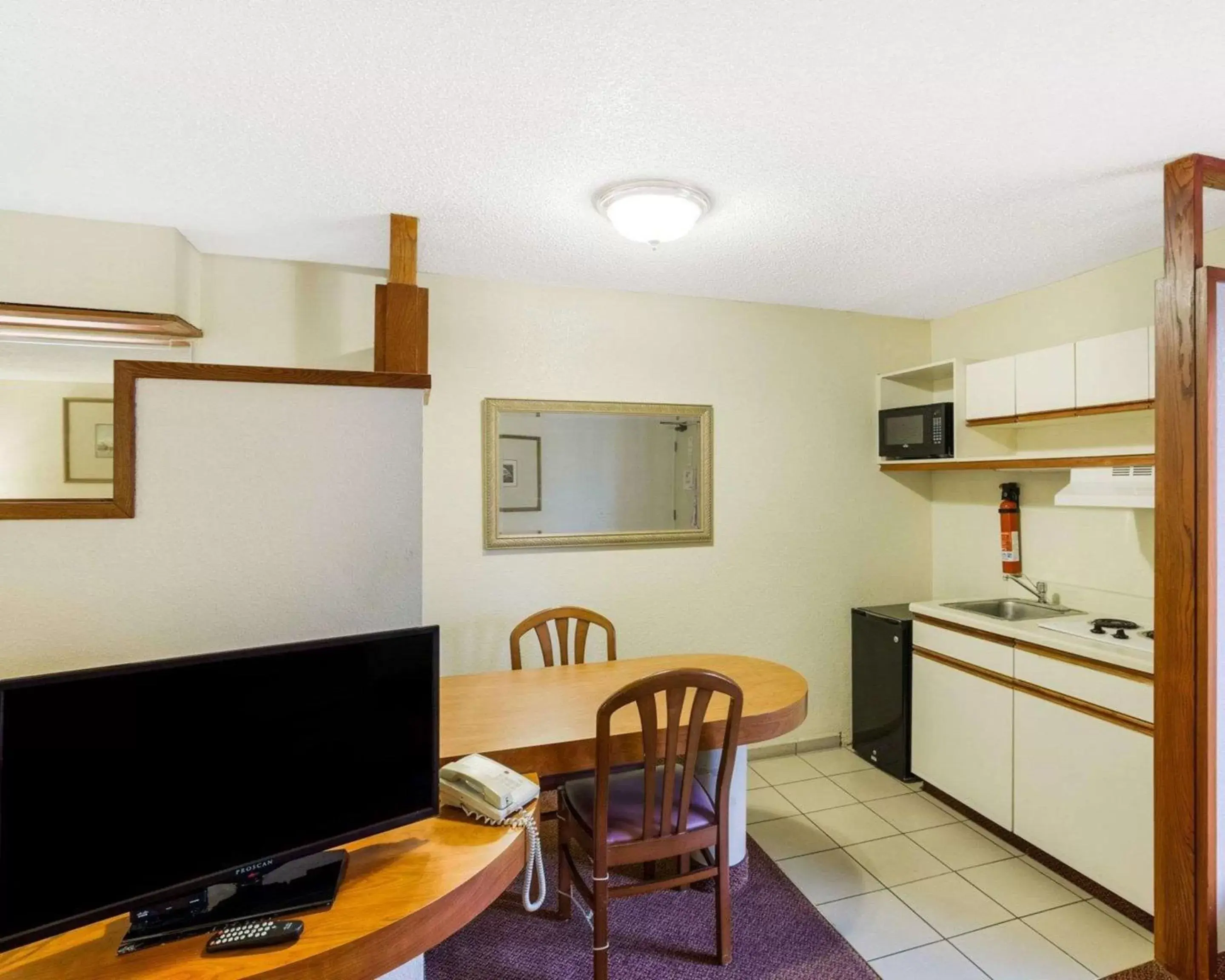Photo of the whole room, Kitchen/Kitchenette in Rodeway Inn & Suites South of Fiesta Park