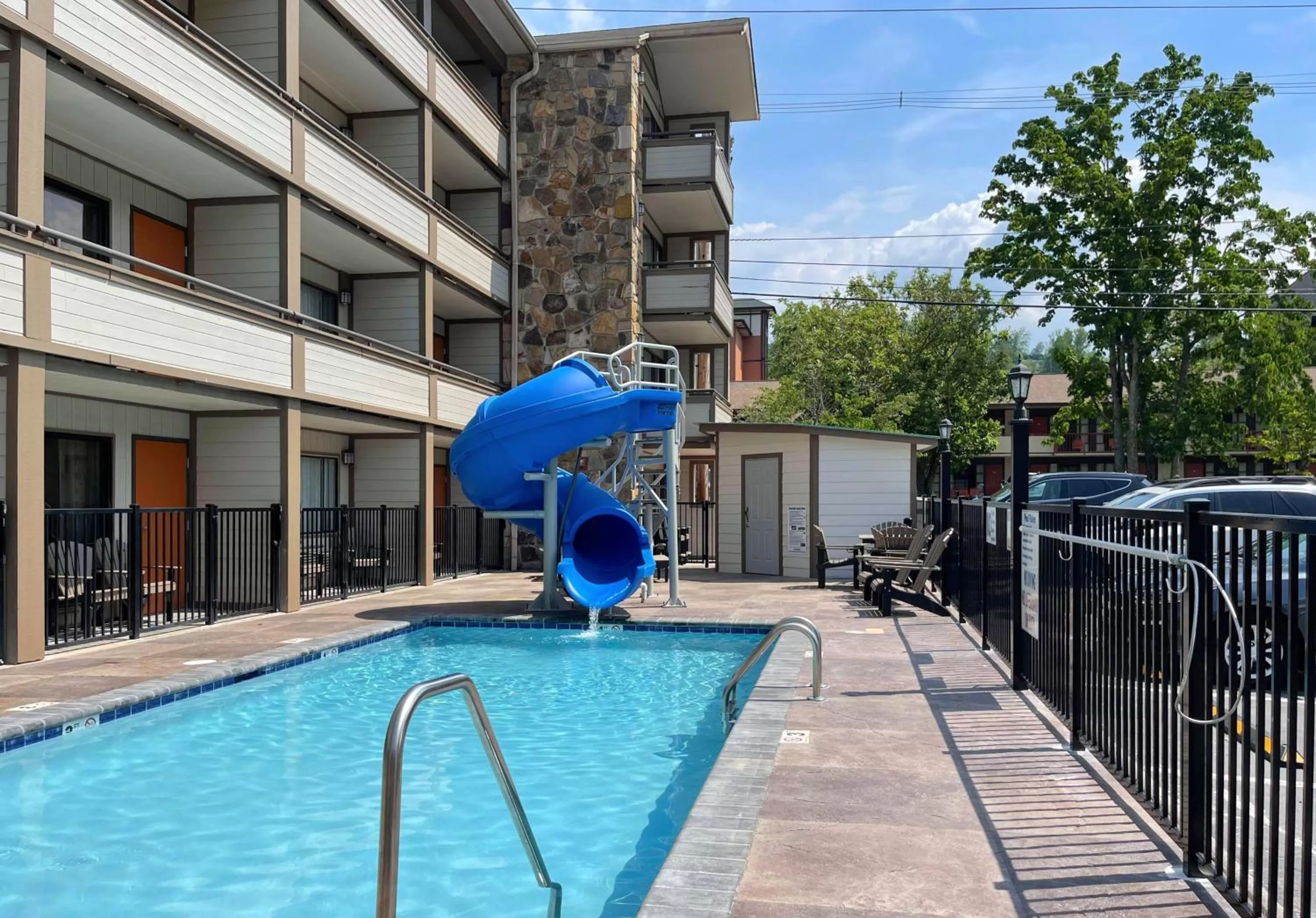 Swimming pool in Howard Johnson by Wyndham Downtown Gatlinburg