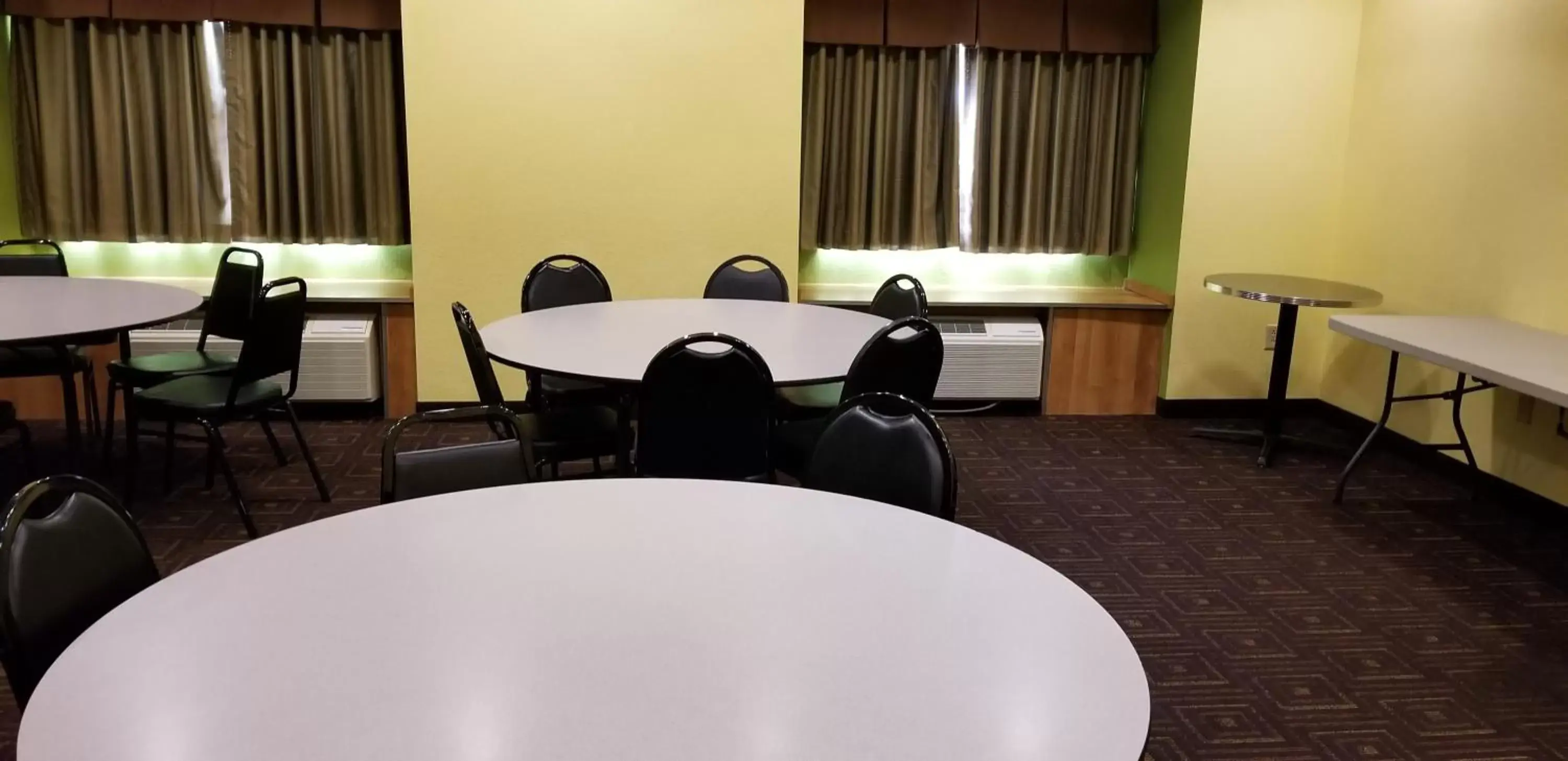 Meeting/conference room in Microtel Inn & Suites by Wyndham Delphos