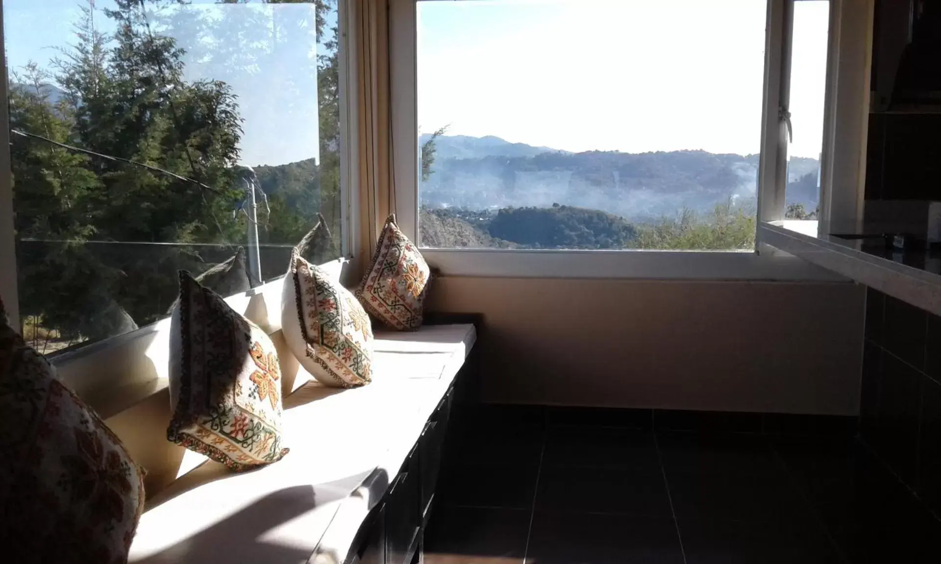 Seating area, Mountain View in Hotel Maragreens