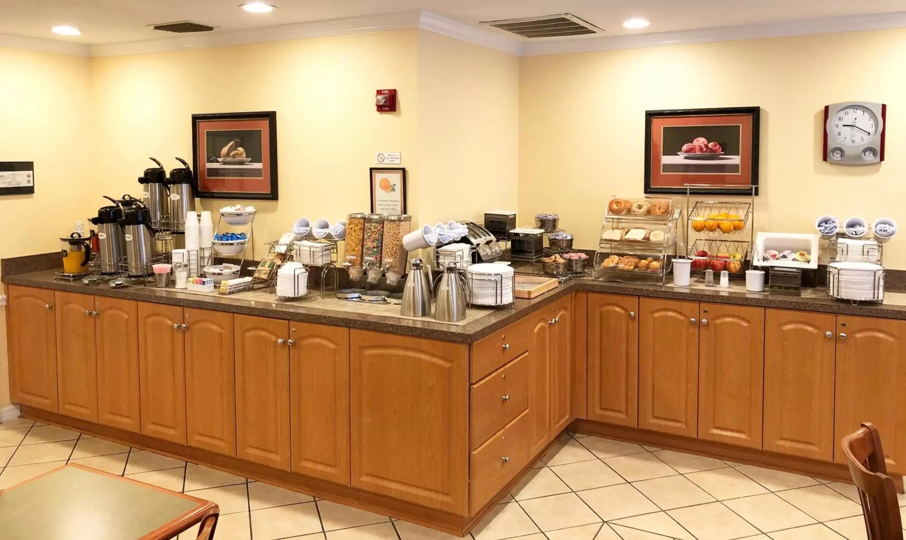 Coffee/tea facilities, Restaurant/Places to Eat in Roadstar Hotel Zephyrhills
