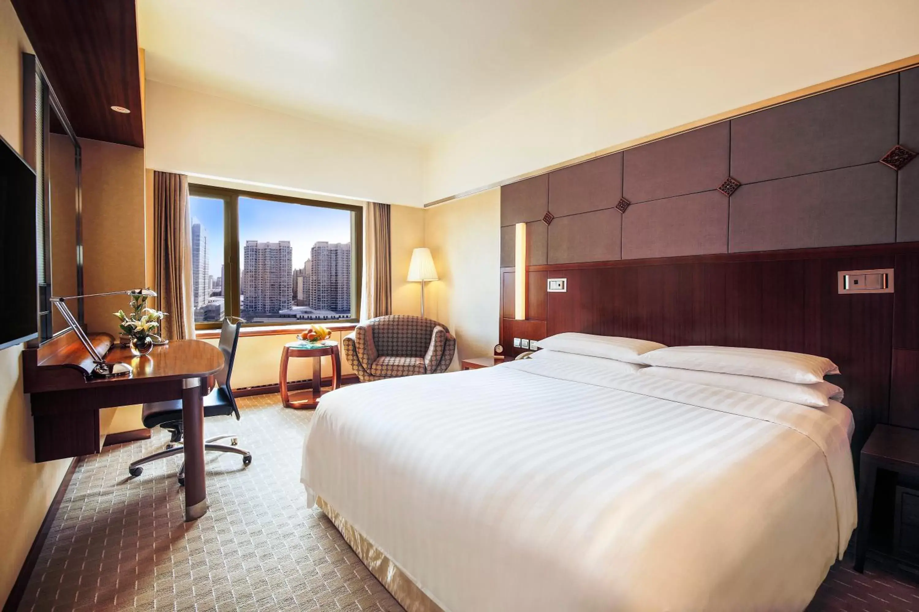 Photo of the whole room, Bed in Shangri-La Harbin