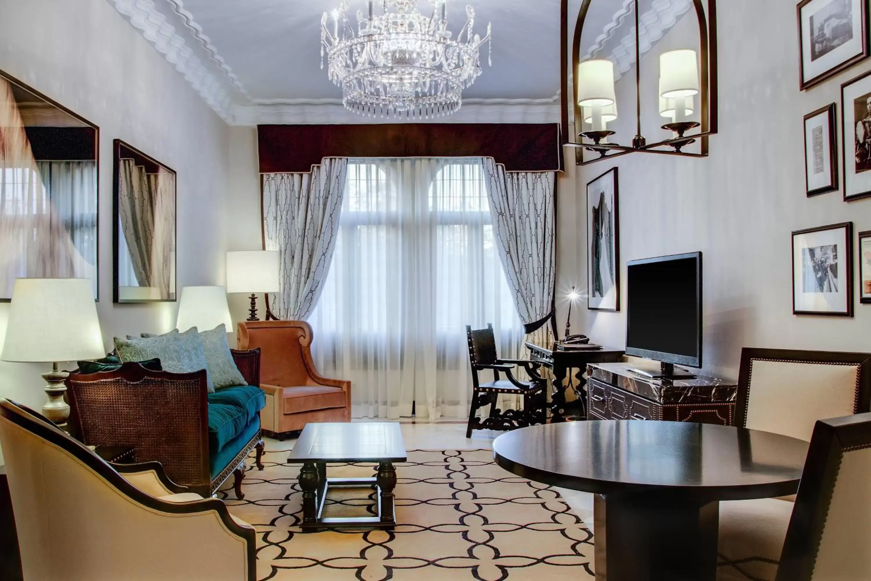 Photo of the whole room, Seating Area in Hotel Alfonso XIII, a Luxury Collection Hotel, Seville