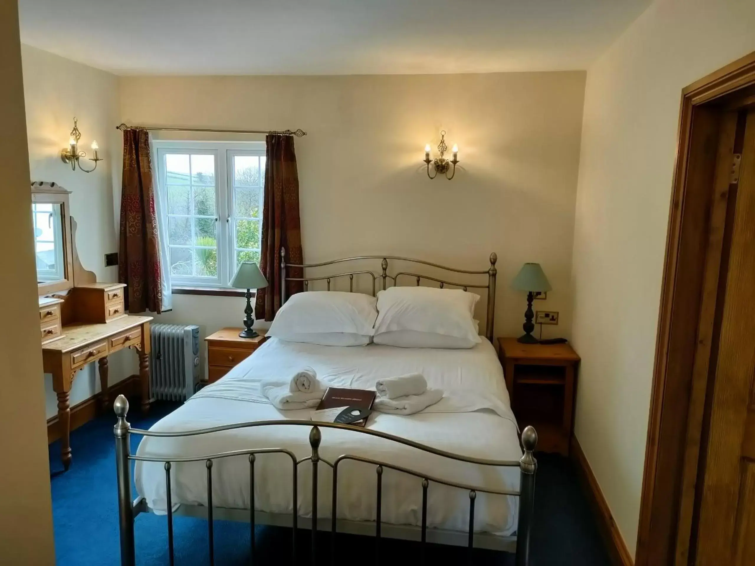 Bedroom, Bed in Great Trethew Manor Hotel & Restaurant