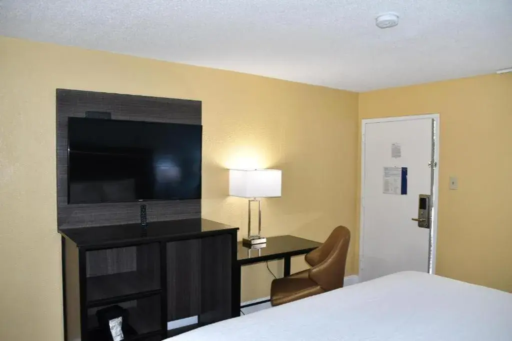 King Room - Non-Smoking in Baymont by Wyndham Macon I-75 King Room - Non-Smoking in Baymont by Wyndham Macon I-75