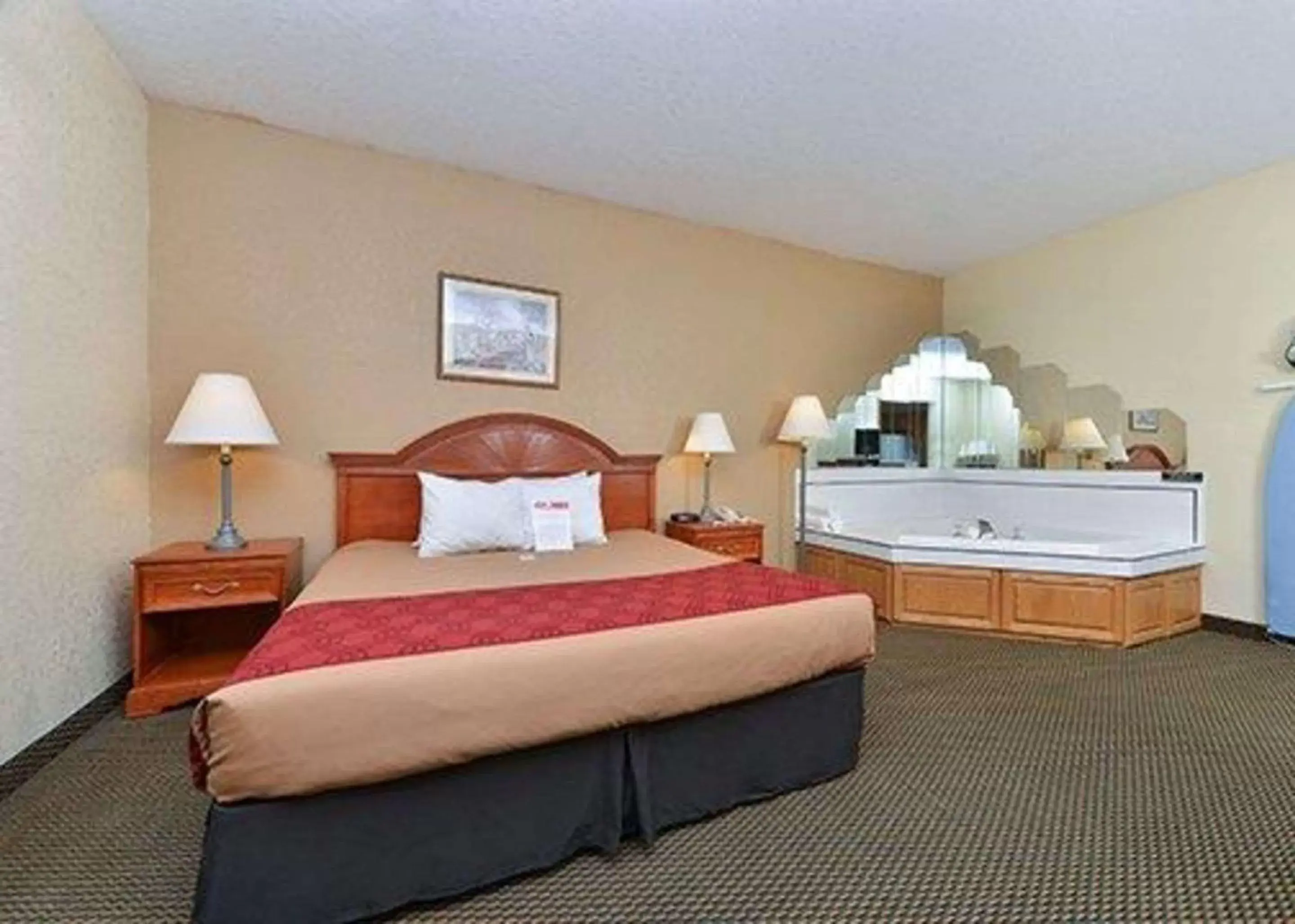 Photo of the whole room, Bed in Express Inn & suites