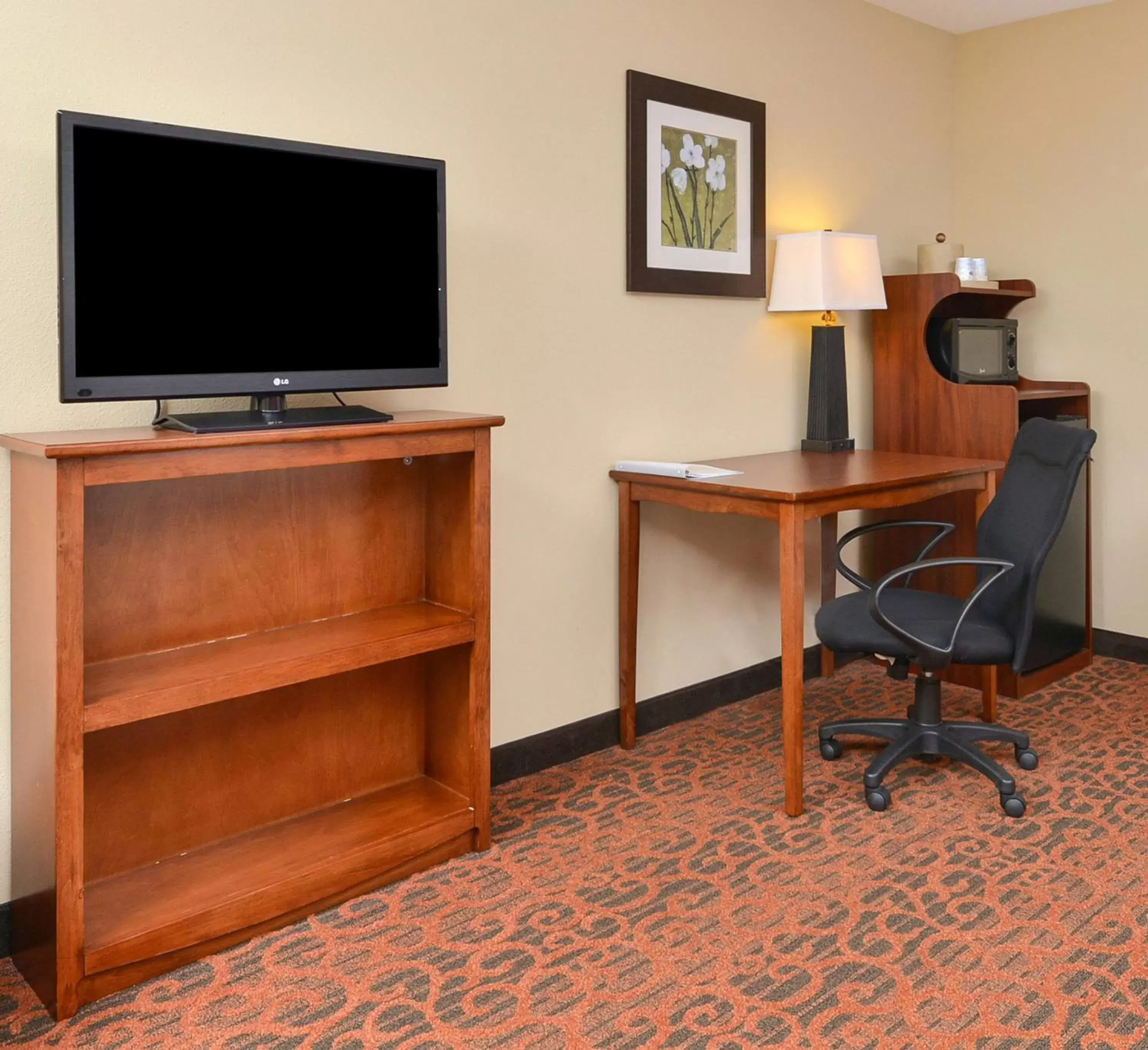 Living room, TV/Entertainment Center in Hampton Inn Muscatine