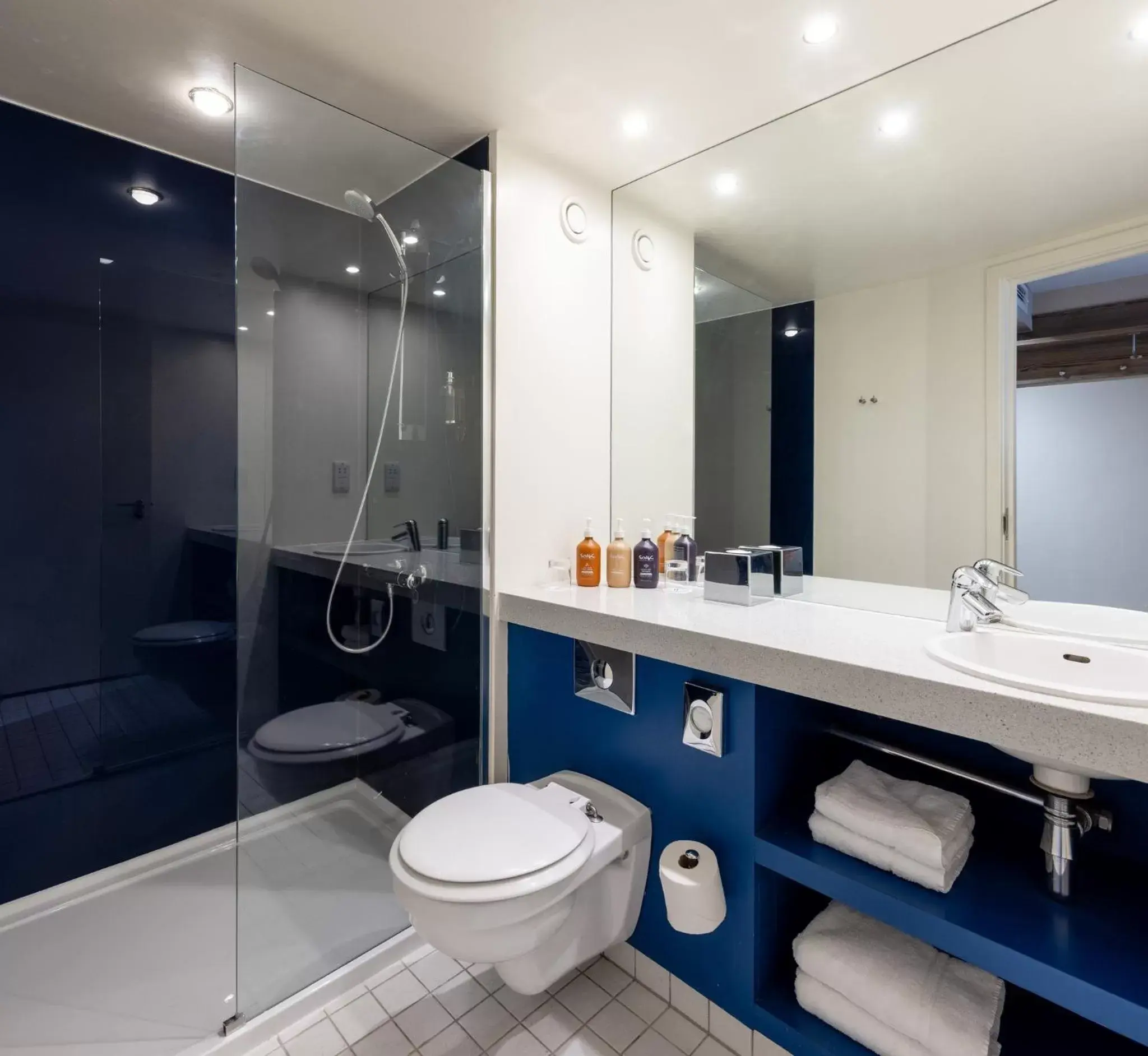 Photo of the whole room, Bathroom in Holiday Inn York City Centre, an IHG Hotel
