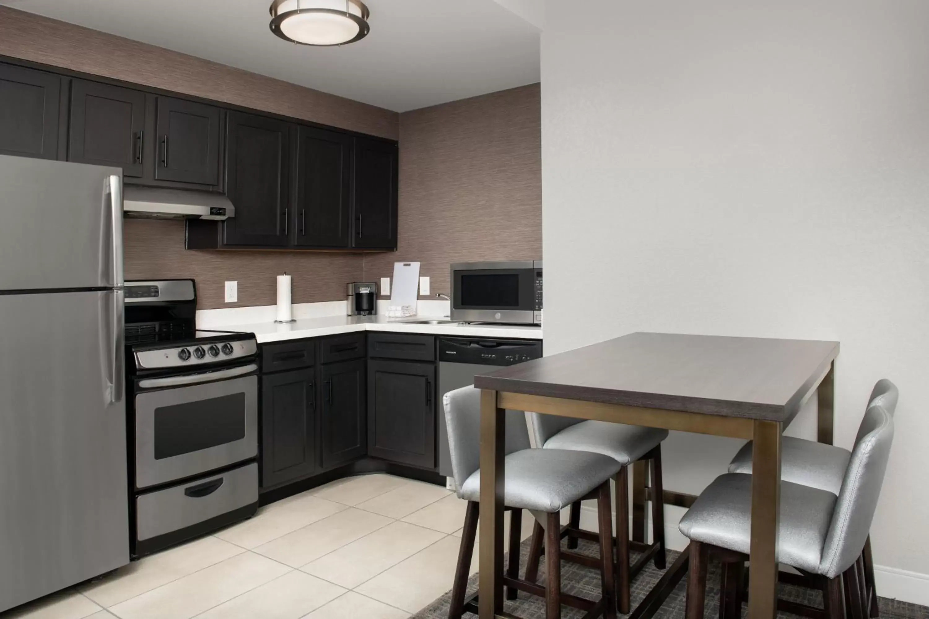 Bedroom, Kitchen/Kitchenette in Residence Inn by Marriott Phoenix Airport