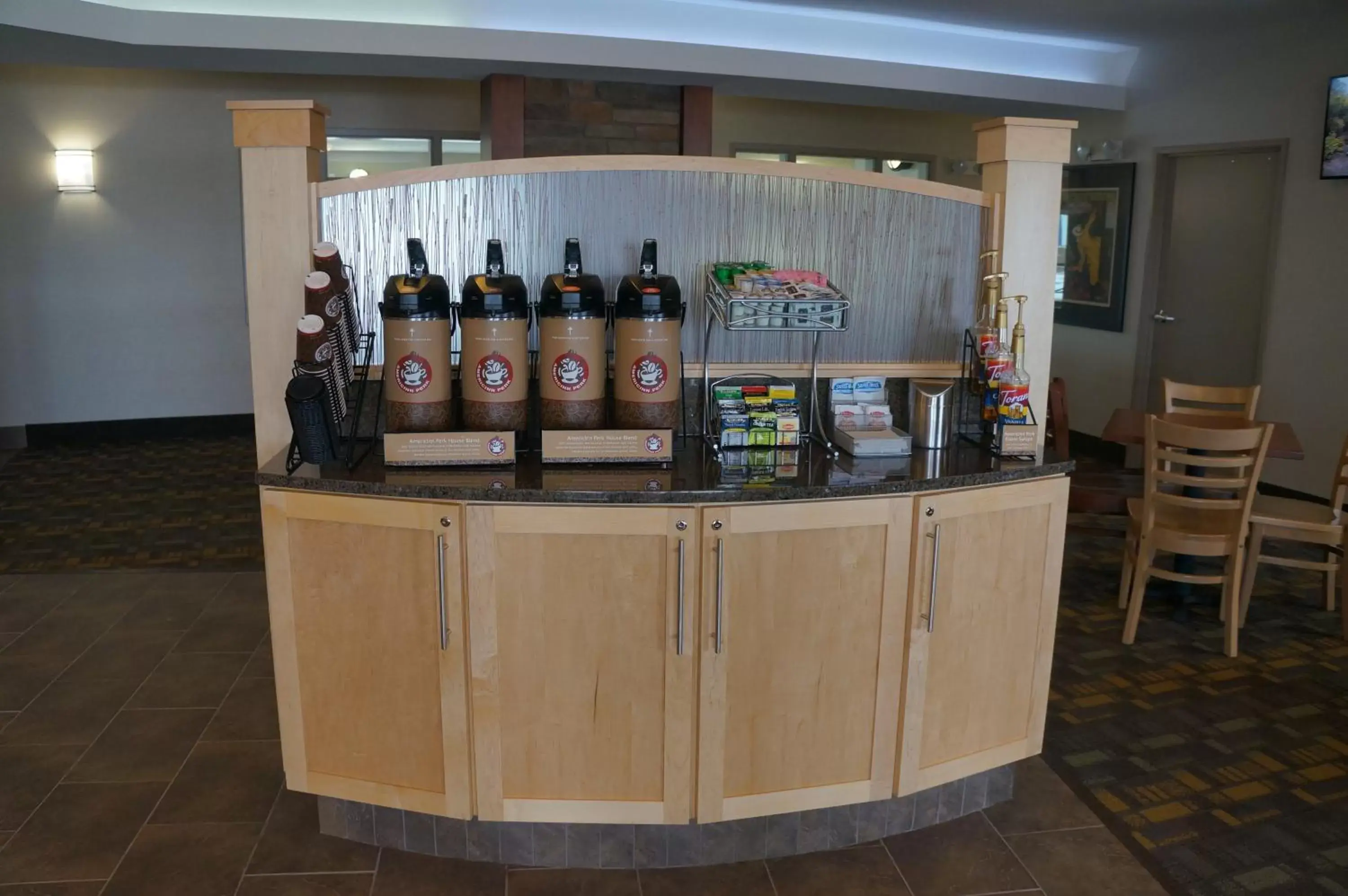 Area and facilities, Lounge/Bar in AmericInn by Wyndham Hartford SD