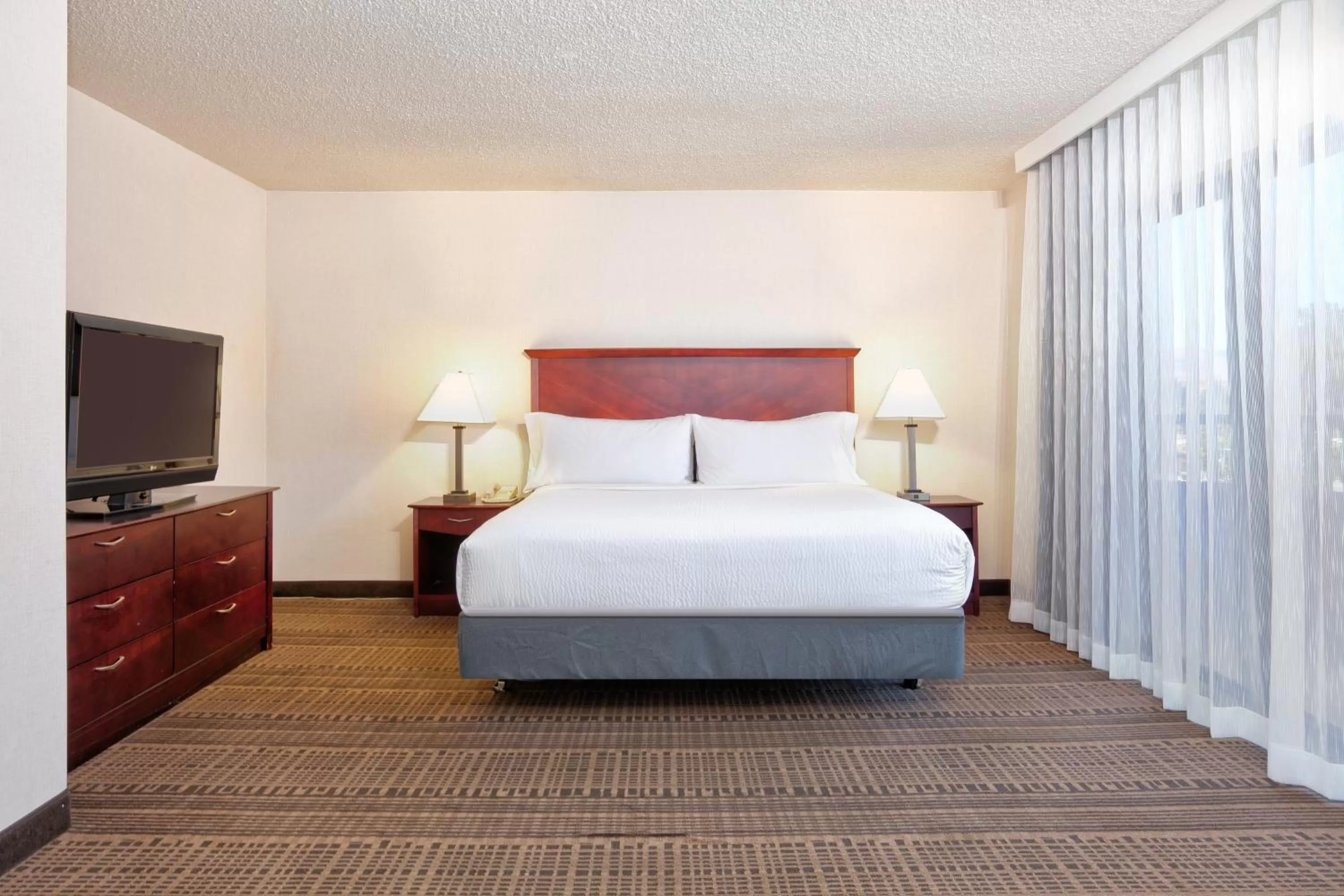 Photo of the whole room, Bed in Holiday Inn & Suites Santa Maria by IHG