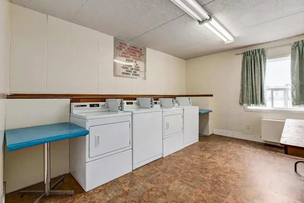 Kitchen/Kitchenette in Airport Traveller's Inn