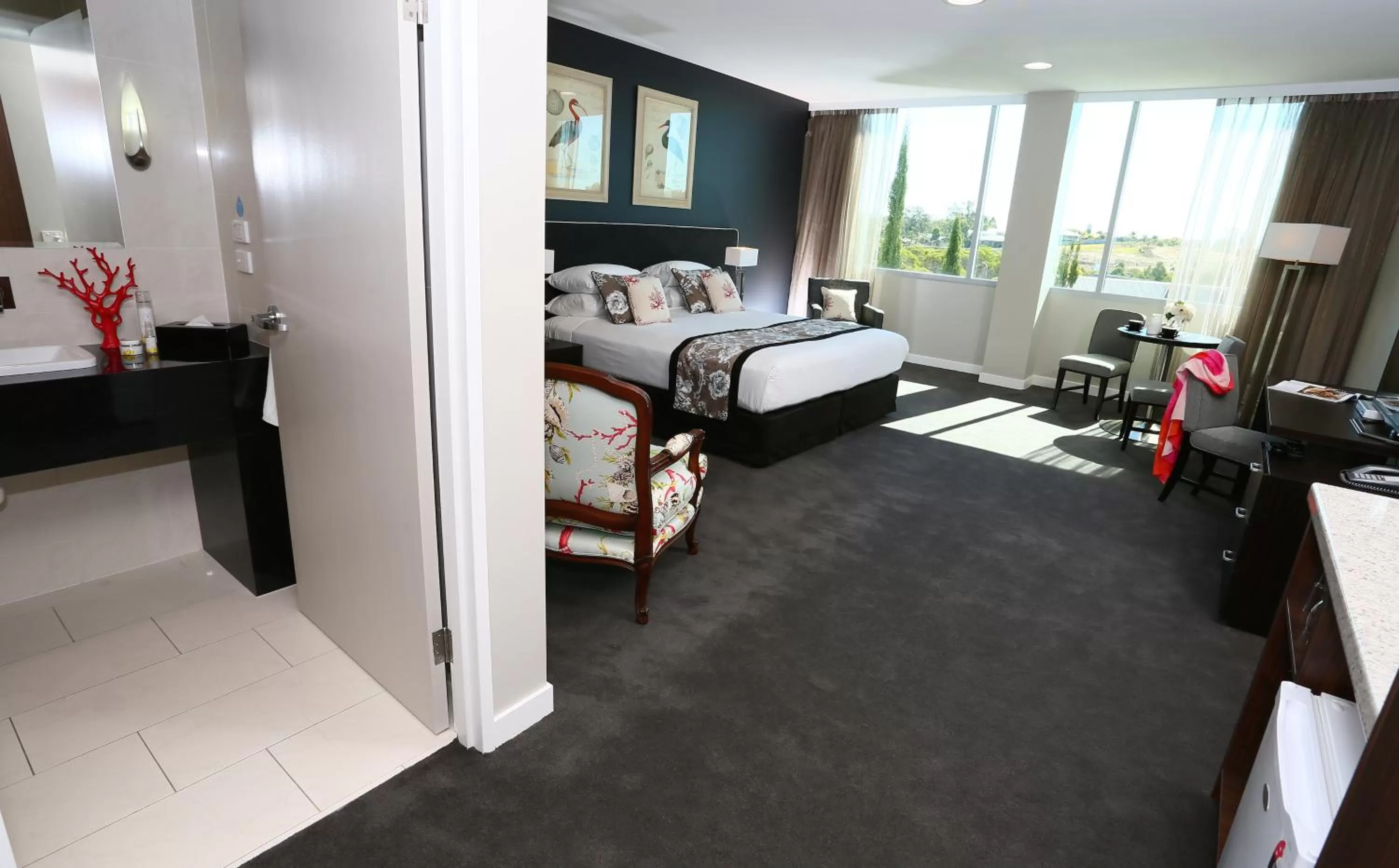 Bathroom, Bed in Springfield Lakes Boutique Hotel